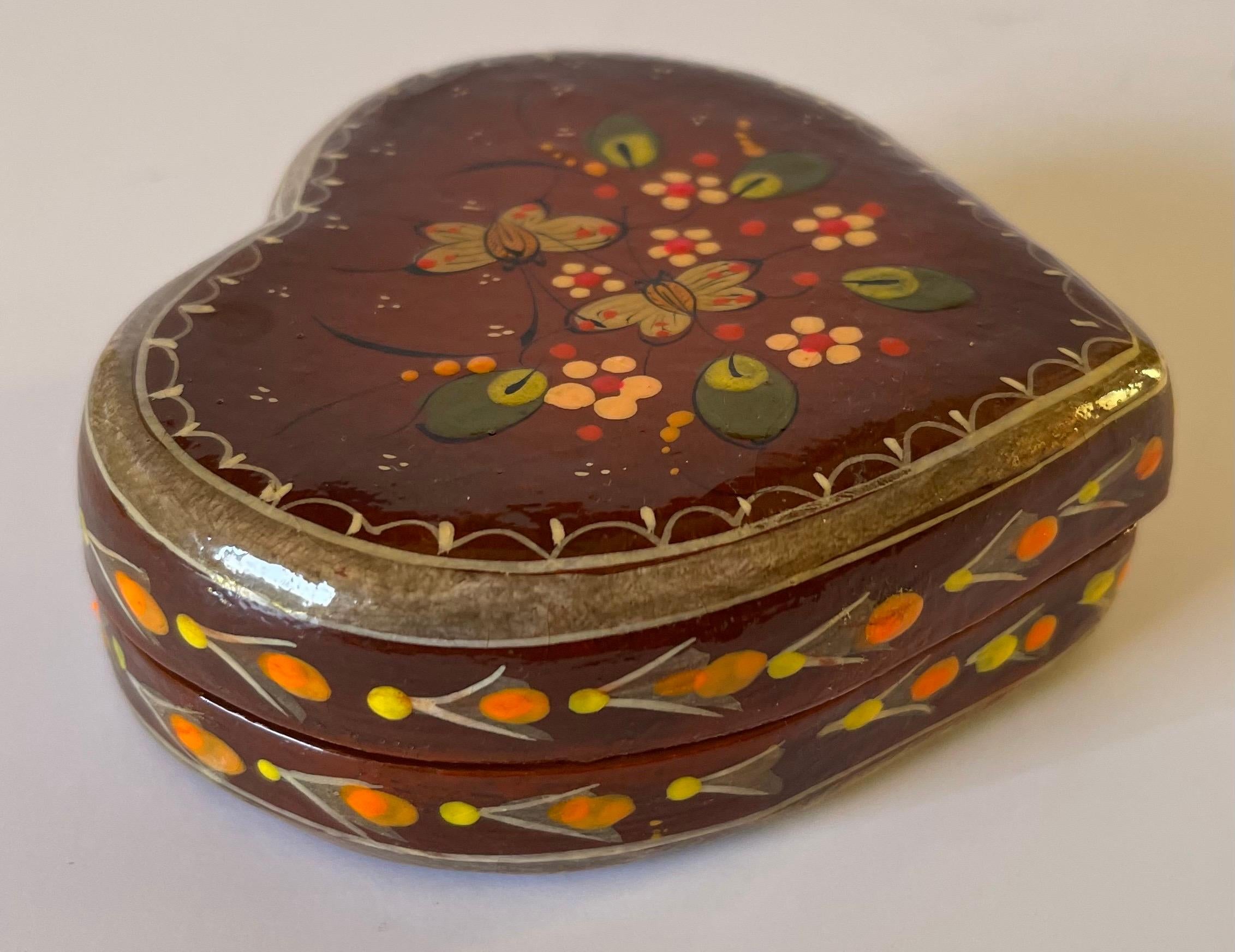 Sermel Mexico Hand-painted Heart Shaped Box In Good Condition For Sale In Stamford, CT