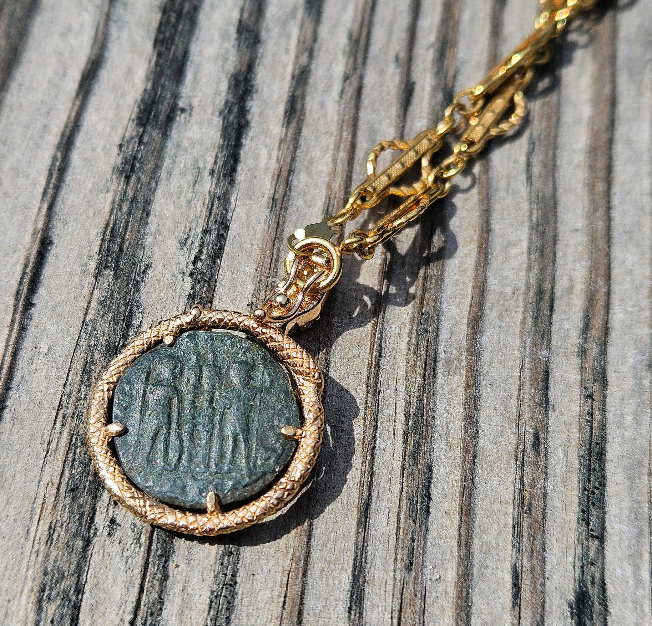 Colgante de oro de 14 quilates con moneda de Constancio II del siglo IV d.C. de la Antigua Roma Serpiente en venta 6