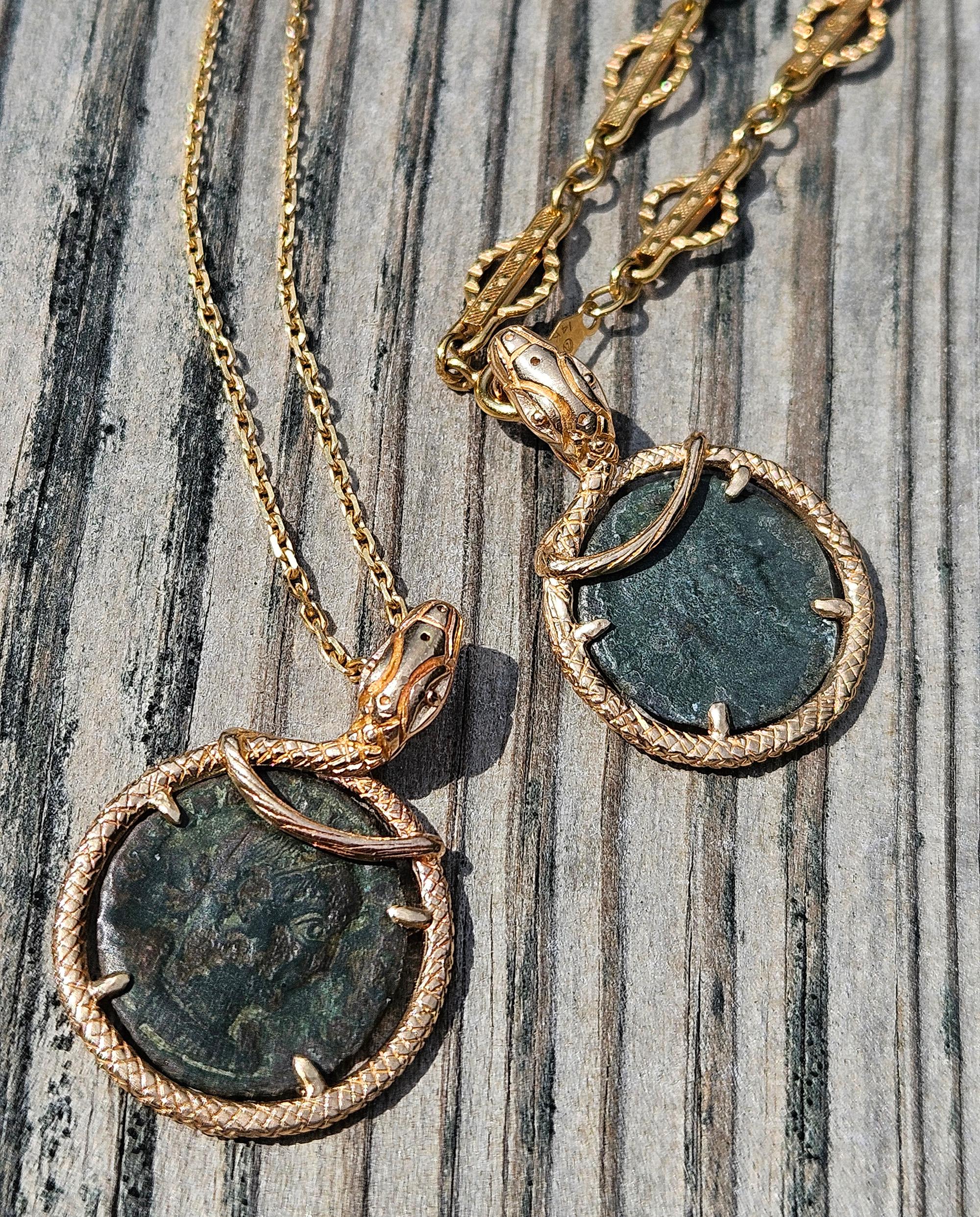 Colgante de oro de 14 quilates con moneda de Constancio II del siglo IV d.C. de la Antigua Roma Serpiente en venta 8