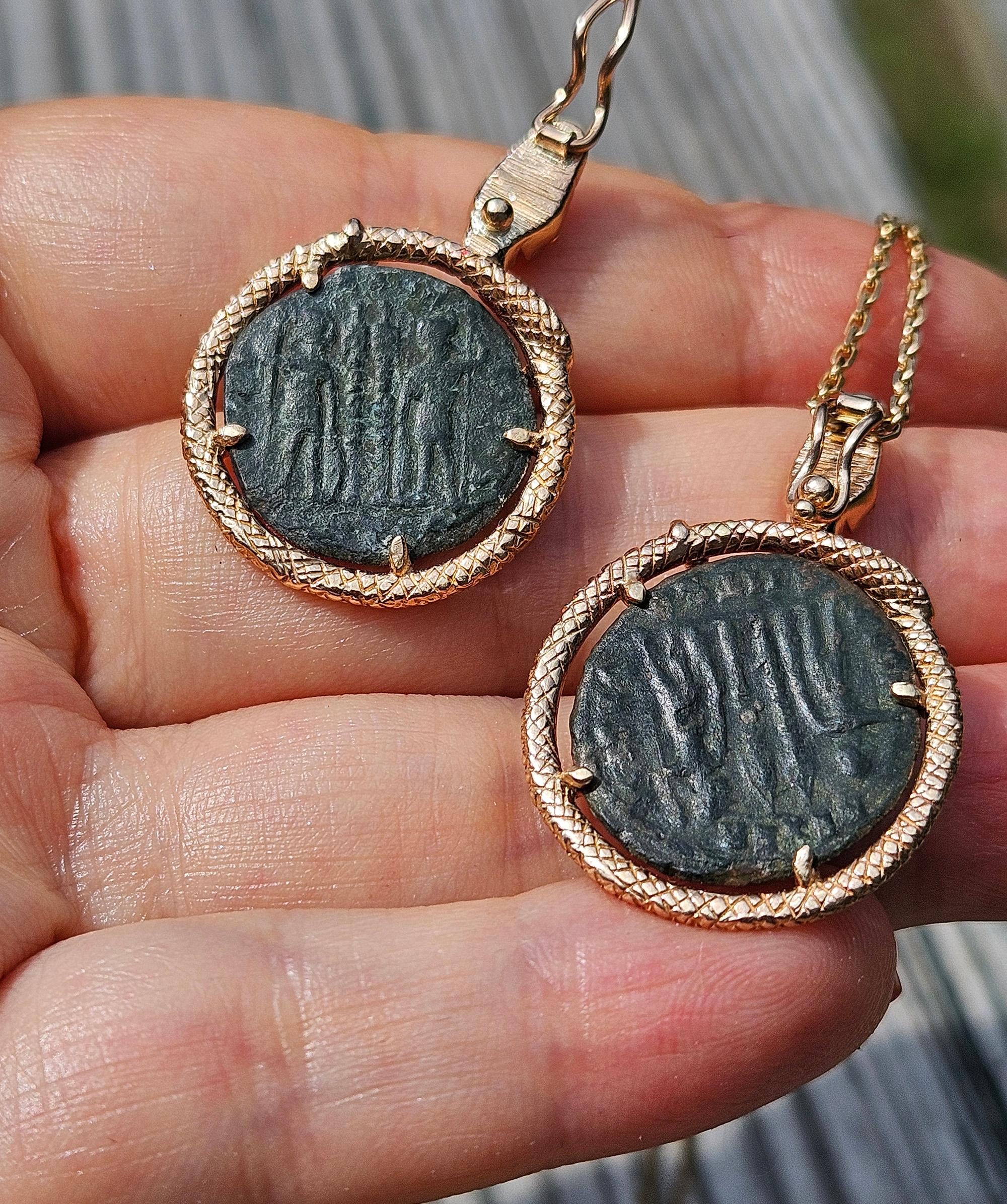 Colgante de oro de 14 quilates con moneda de Constancio II del siglo IV d.C. de la Antigua Roma Serpiente en venta 9