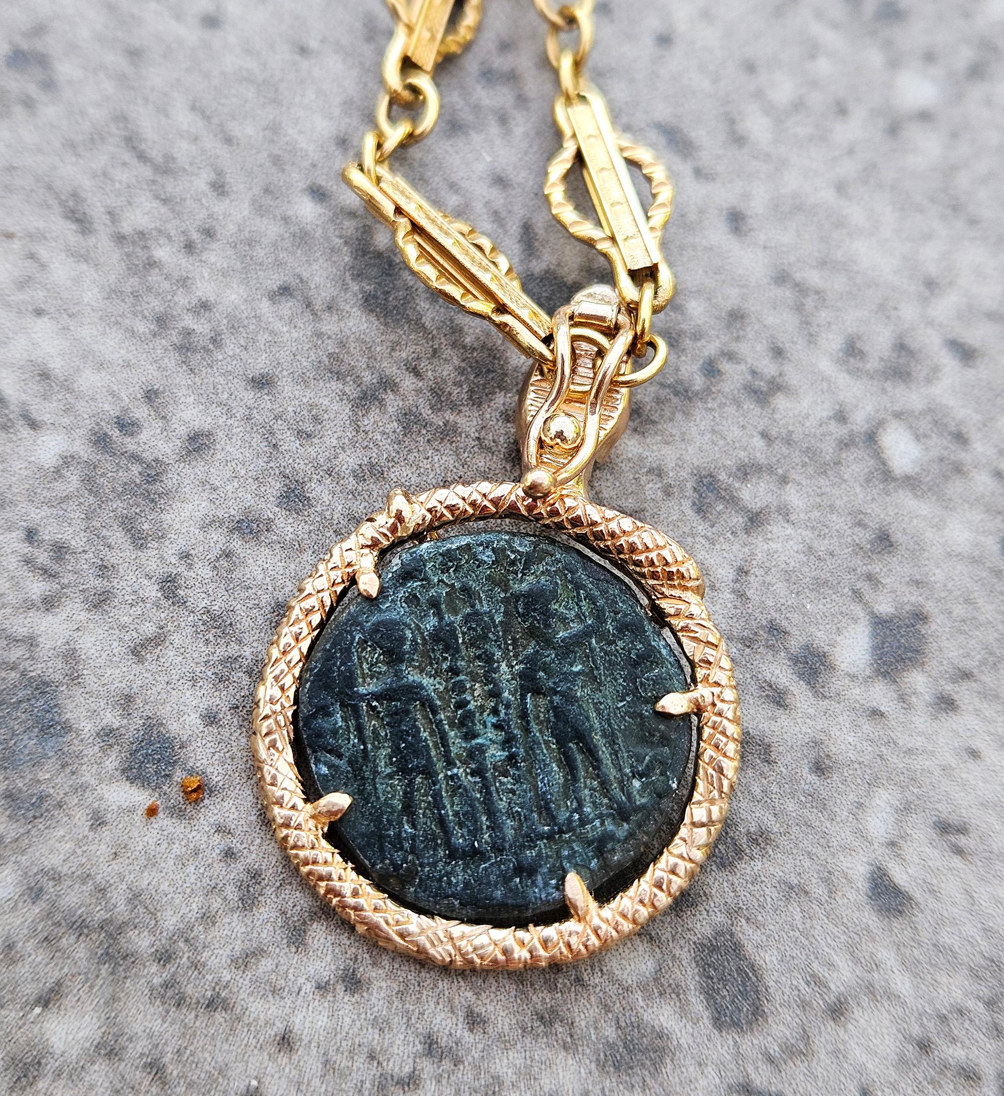Colgante de oro de 14 quilates con moneda de Constancio II del siglo IV d.C. de la Antigua Roma Serpiente en venta 12