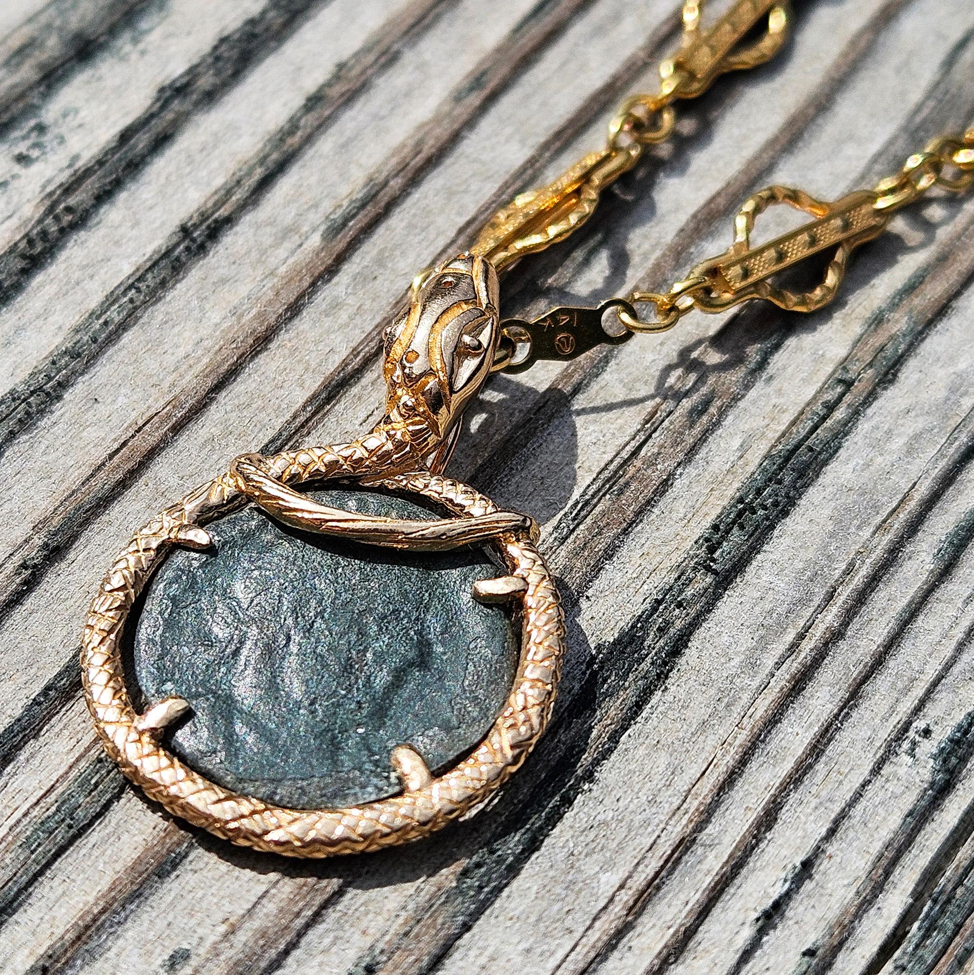 Colgante de oro de 14 quilates con moneda de Constancio II del siglo IV d.C. de la Antigua Roma Serpiente Romano clásico en venta