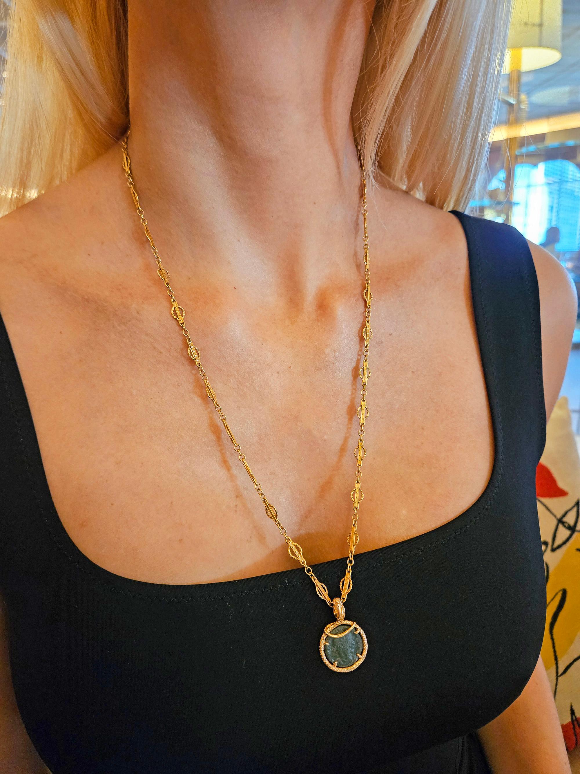 Romain classique Serpent Ancienne pièce de monnaie romaine du 4ème siècle AD Constantius II Pendentif en or 14K en vente