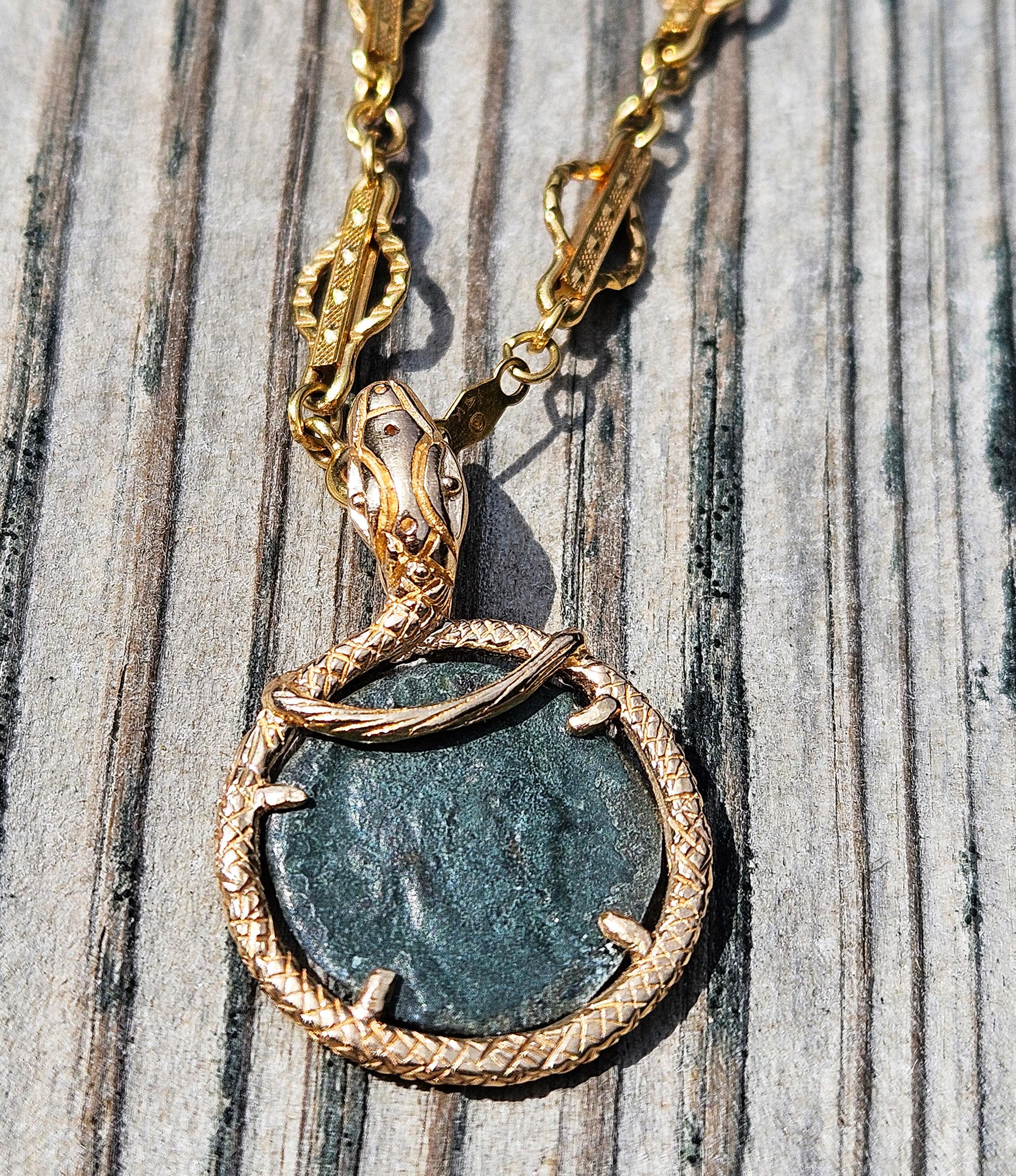 Colgante de oro de 14 quilates con moneda de Constancio II del siglo IV d.C. de la Antigua Roma Serpiente en Bueno estado para la venta en New York, NY
