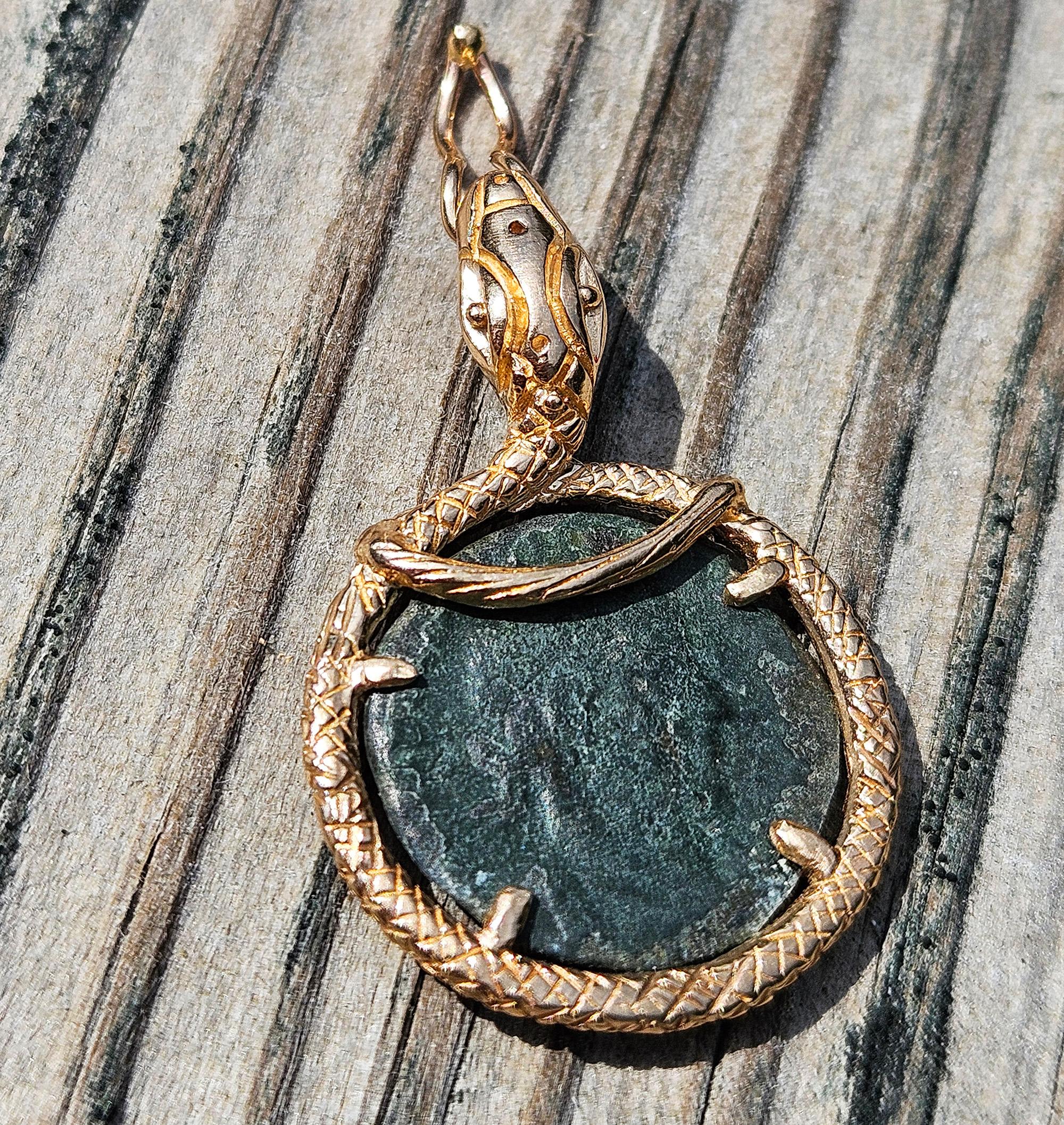 De las mujeres Colgante de oro de 14 quilates con moneda de Constancio II del siglo IV d.C. de la Antigua Roma Serpiente en venta