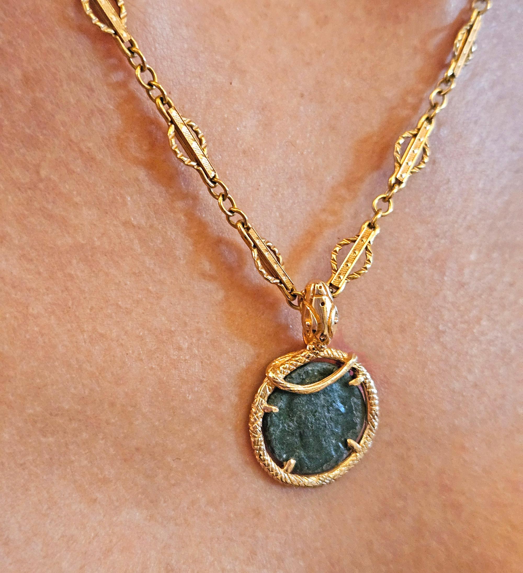 Serpent Ancienne pièce de monnaie romaine du 4ème siècle AD Constantius II Pendentif en or 14K en vente 4