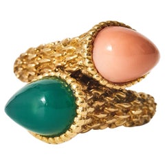 Anello Serpent Bohème in oro giallo con agata verde e corallo, di André Vassort.