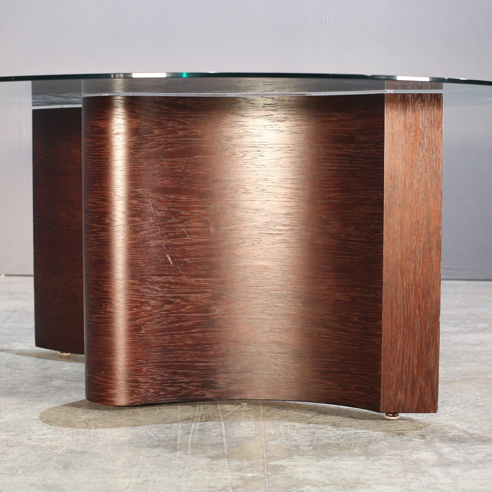 Voici l'étonnante table de salle à manger Serpent de Tom Schneider, un véritable chef-d'œuvre du mobilier de luxe. Fabriquée avec précision et art, cette table présente un design serpentin unique qui rehaussera n'importe quel espace de repas. La