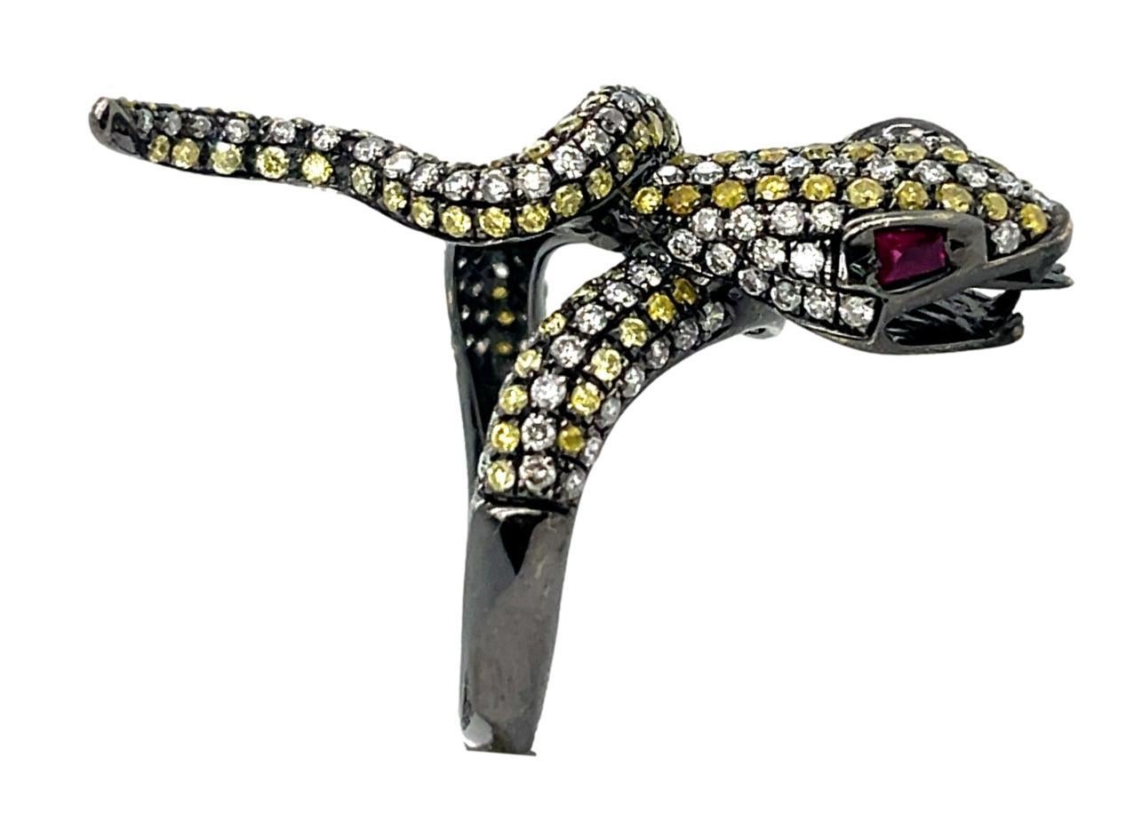 Ring mit Schlange aus 14KB Gold mit farbigem Fancy Colored-Diamant und Rubin (Brillantschliff) im Angebot