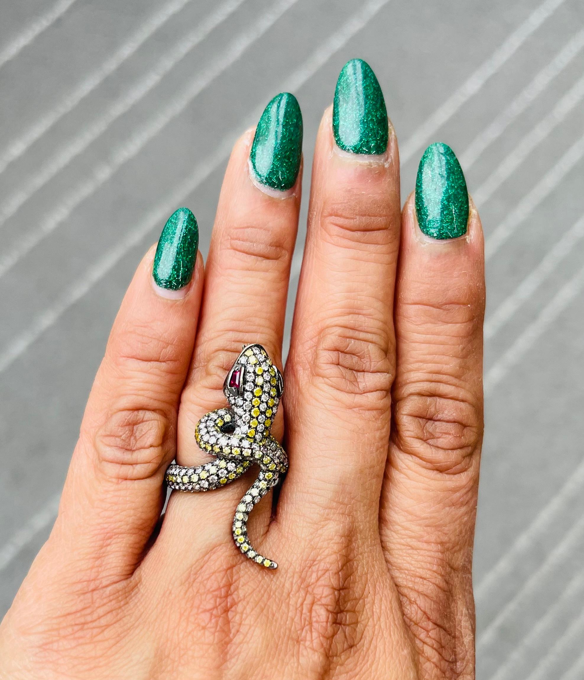 Ring mit Schlange aus 14KB Gold mit farbigem Fancy Colored-Diamant und Rubin im Zustand „Neu“ im Angebot in New York, NY