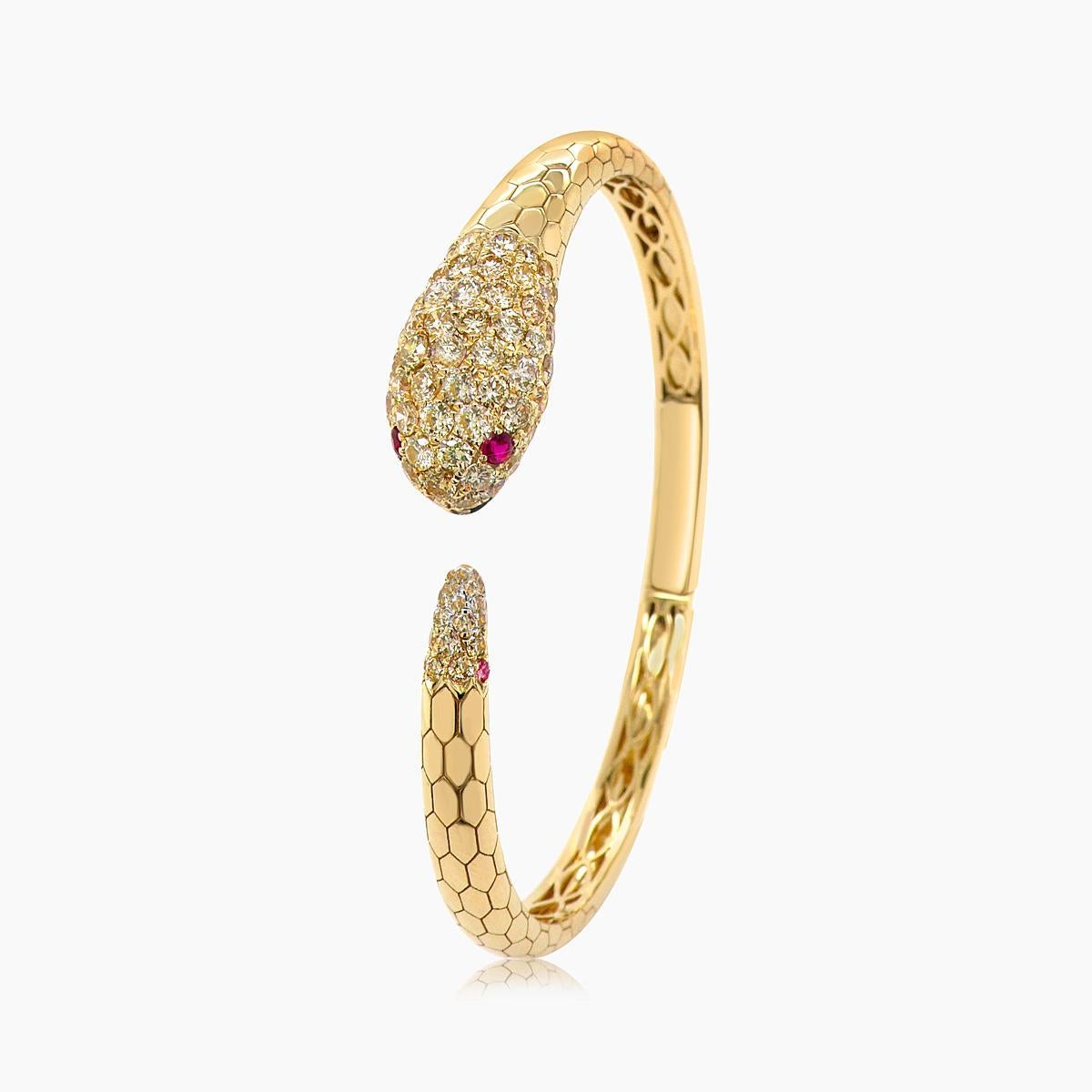 Bracelet serpent en or jaune 18K avec rubis et diamants blancs Neuf - En vente à Oakton, VA