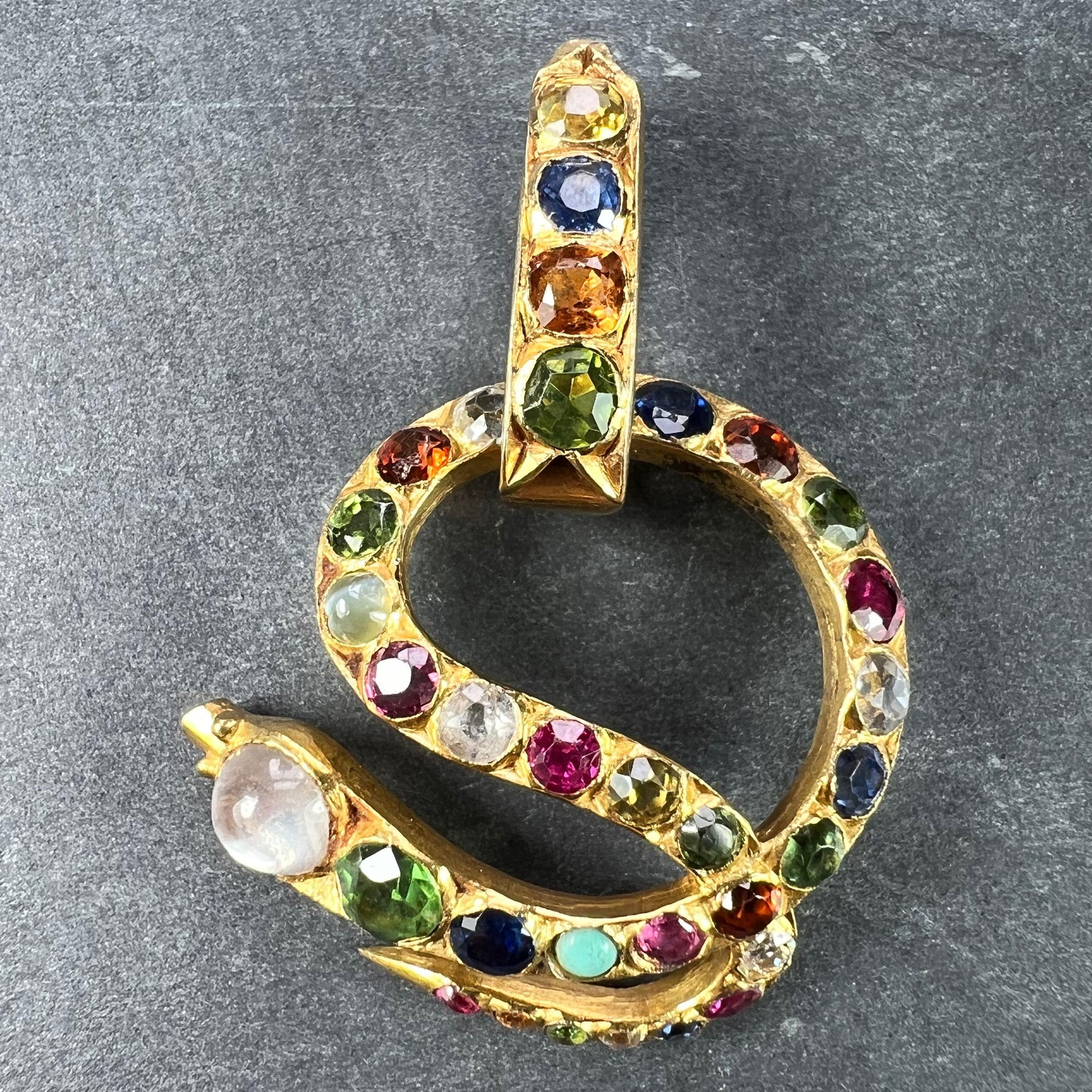 Colgante de oro amarillo de 18 quilates (18K) y gemas engastadas diseñado como una serpiente o culebra de oro amarillo entrelazada sobre sí misma con una fianza de colgante de gemas engastadas. Piedras preciosas como piedra lunar, turquesa, zafiro,