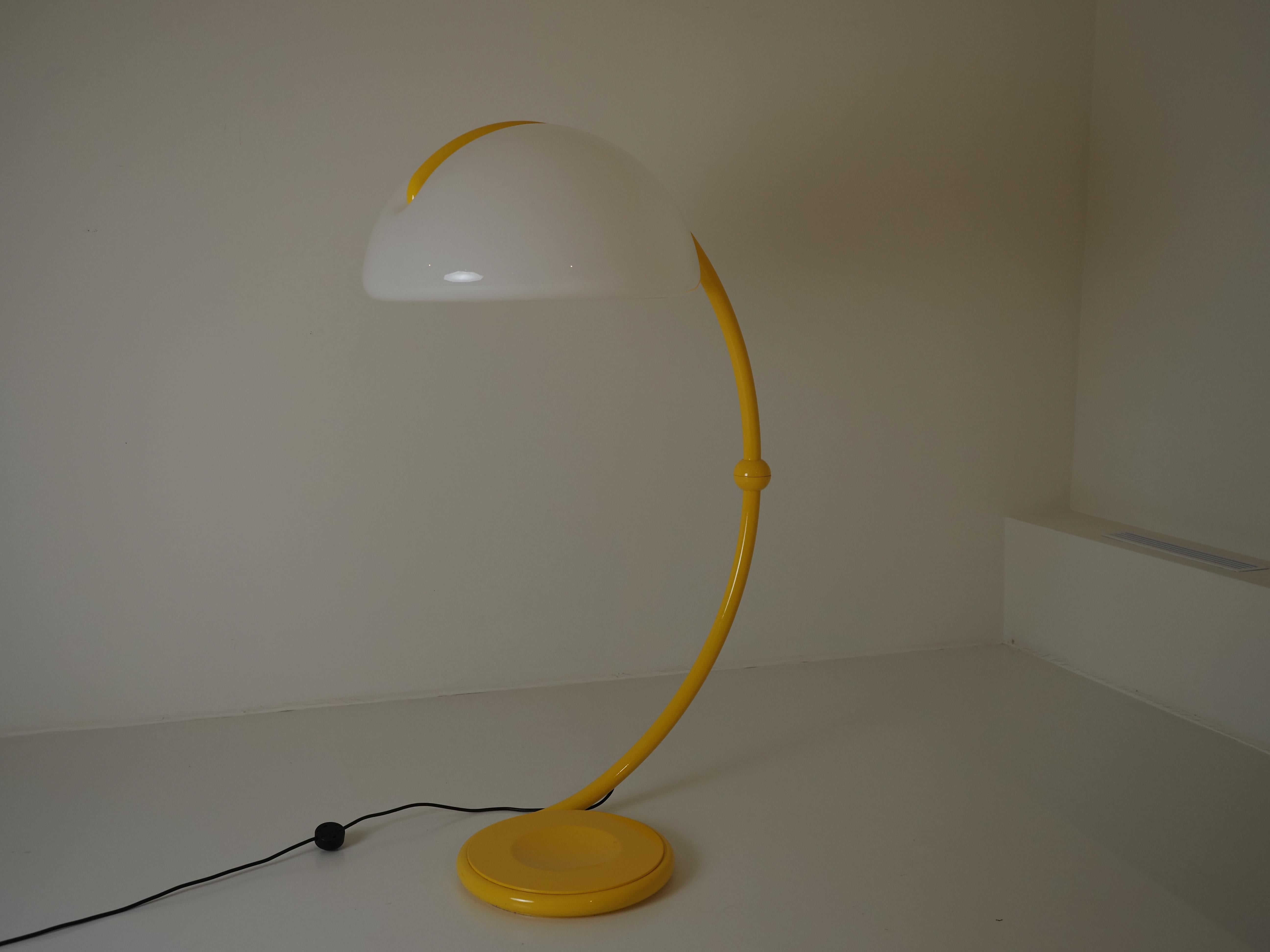 Lámpara de pie Serpente de Elio Martinelli, Italia Años 60 en venta 5