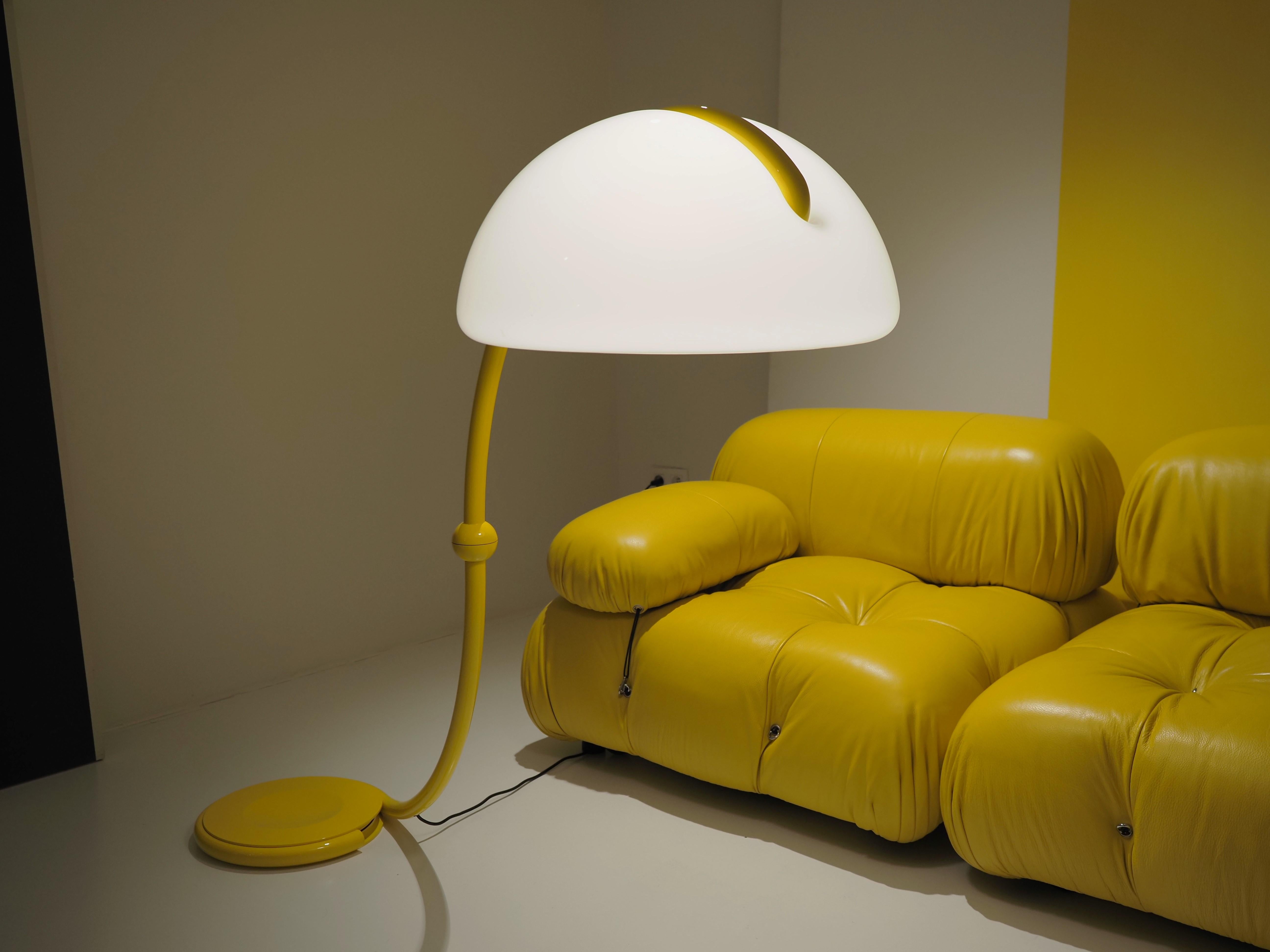 La lámpara de pie Serpente de Martinelli Luce, diseñada por Elio Martinelli en 1965, representa un hito en el diseño modernista. Con su diseño elegante e innovador, esta lámpara se ha convertido en un icono de estilo, combinando funcionalidad y