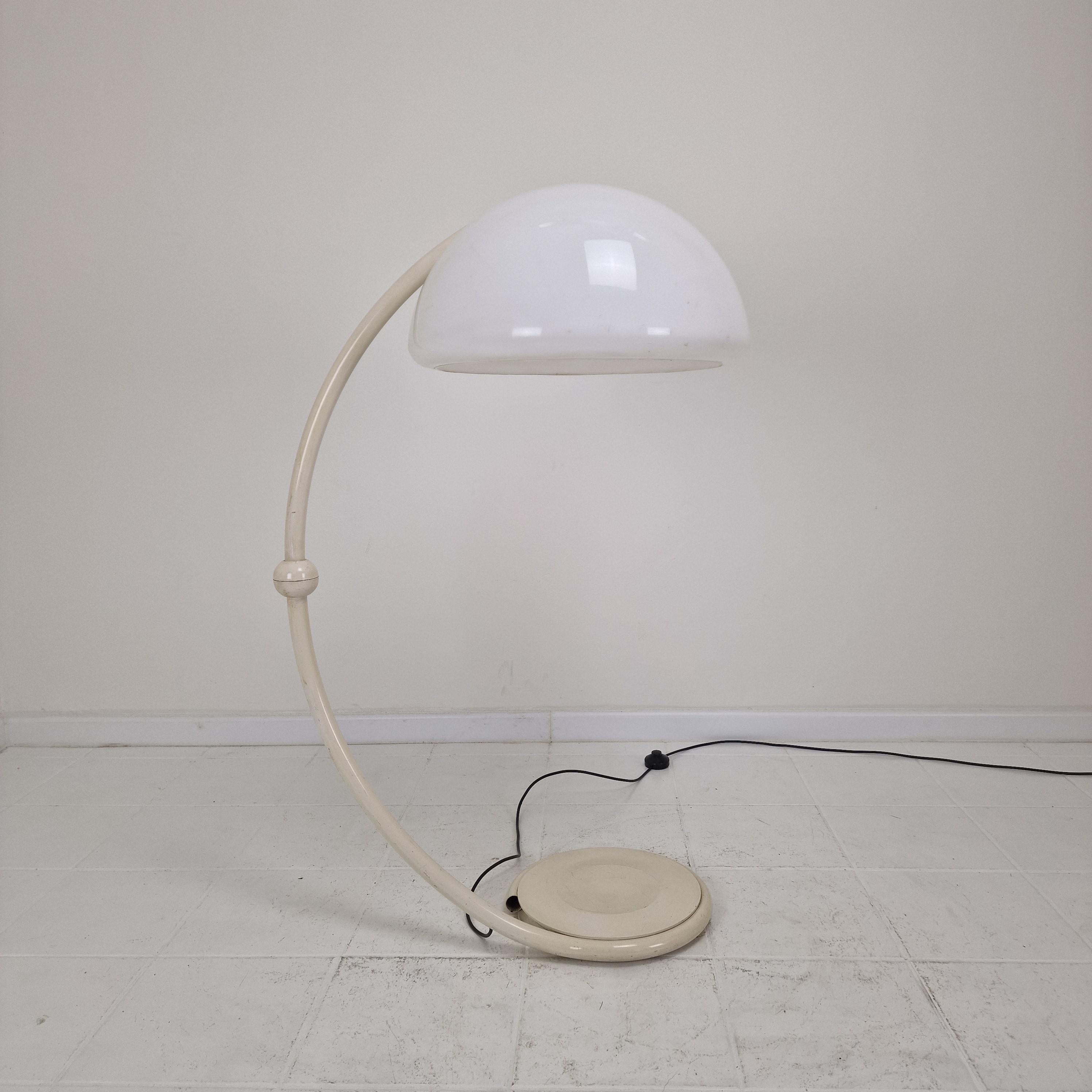 La lámpara de pie Serpente de Martinelli Luce, diseñada por Elio Martinelli en 1965, representa un hito en el diseño modernista. 
Con su diseño elegante e innovador, esta lámpara se ha convertido en un icono de estilo, combinando funcionalidad y