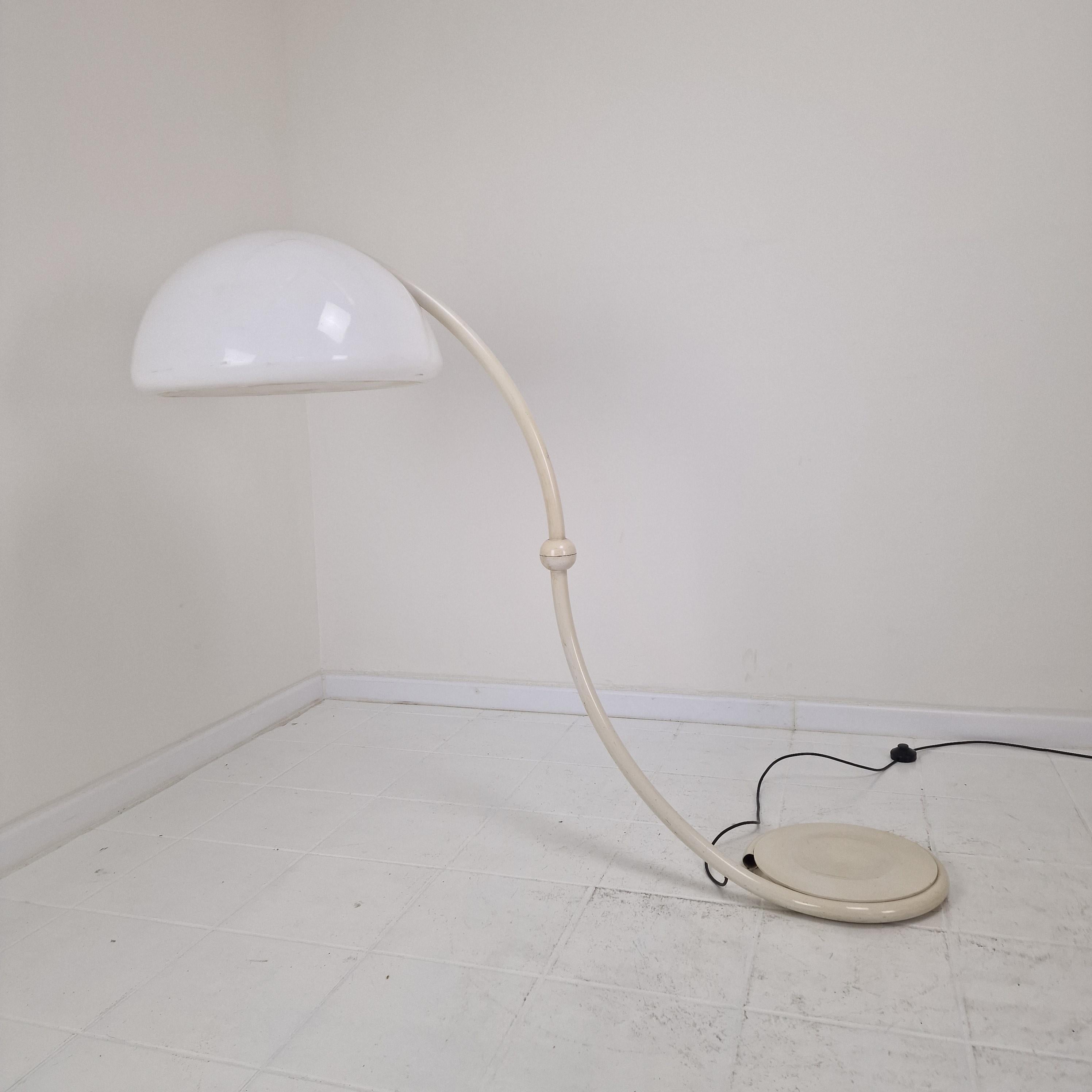 Lámpara de pie Serpente de Elio Martinelli, Italia Años 60 mediados del siglo XX en venta