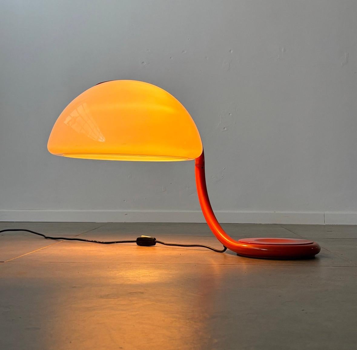 Die von Elio Martinelli in den 1960er Jahren für Martinelli Luce entworfene Leuchte 