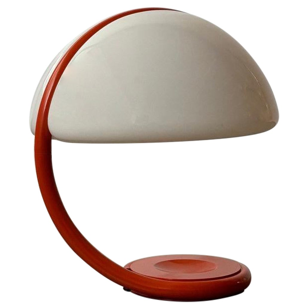 Die Leuchte "Serpente", ein Entwurf von Elio Martinelli für Martinelli Luce aus den 1960er Jahren