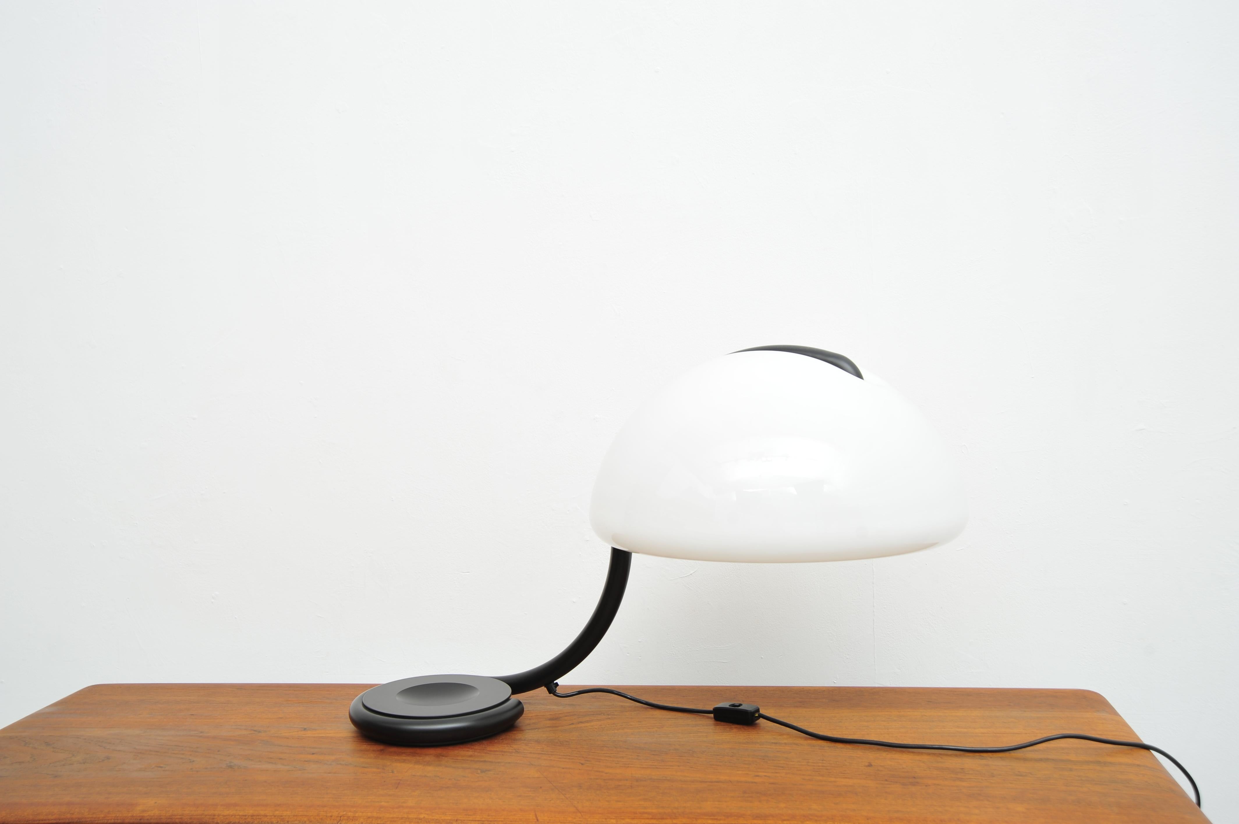 ELIO MARTINELLI SERPENTE
Lampada da tavolo
1960s

Di Elio Martinelli, modello Serpente con base nera e paralume bianco.
Il paralume è ruotabile.

Design/One: Elio Martinelli
Produttore: Martinelli Luce, Italia

Altezza: 50 cm
Diametro: 44 cm

Ottime