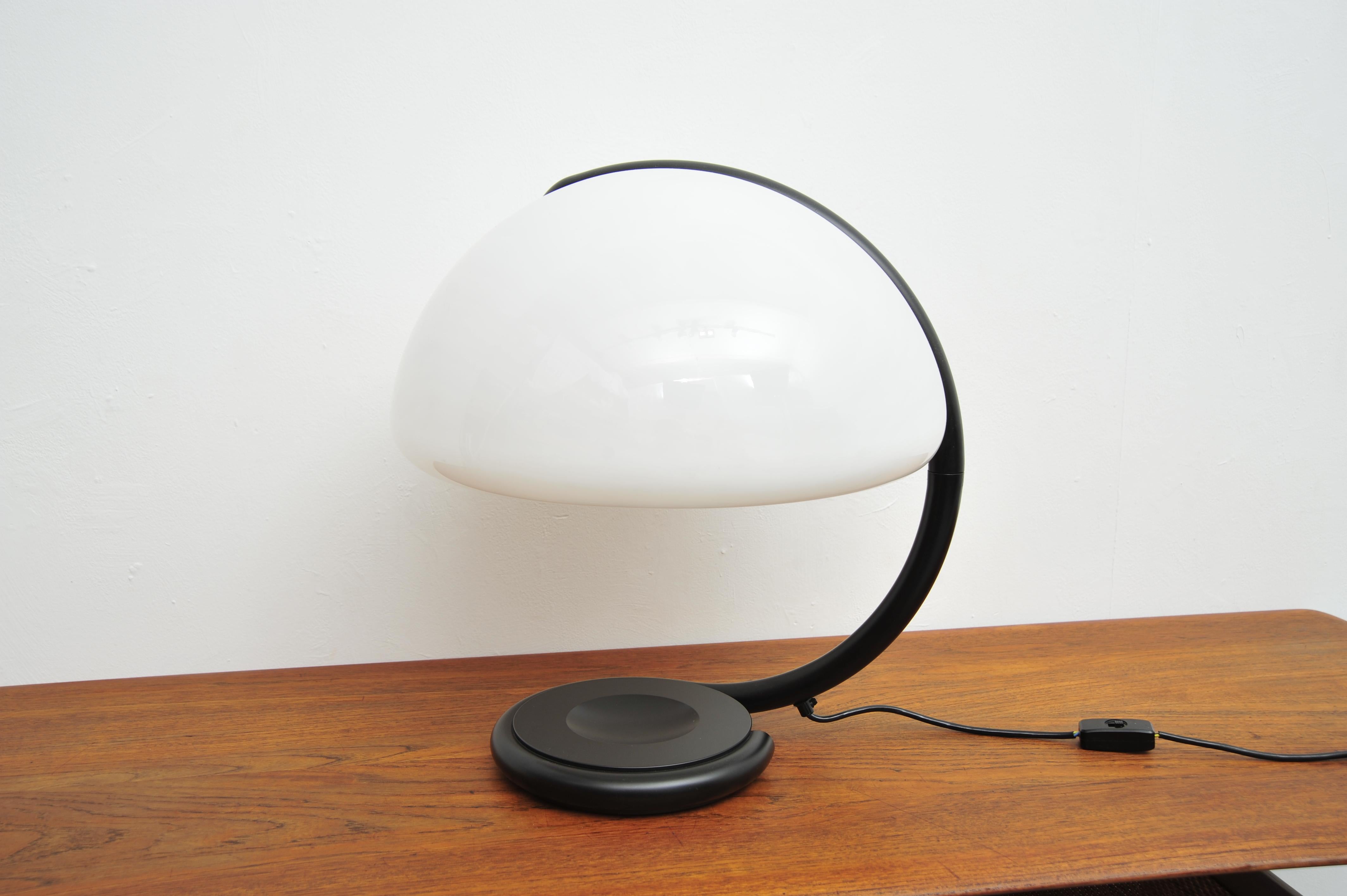 Mid-Century moderno Lampada da tavolo Serpente di Elio Martinelli per Martinelli Luce (1960) in vendita