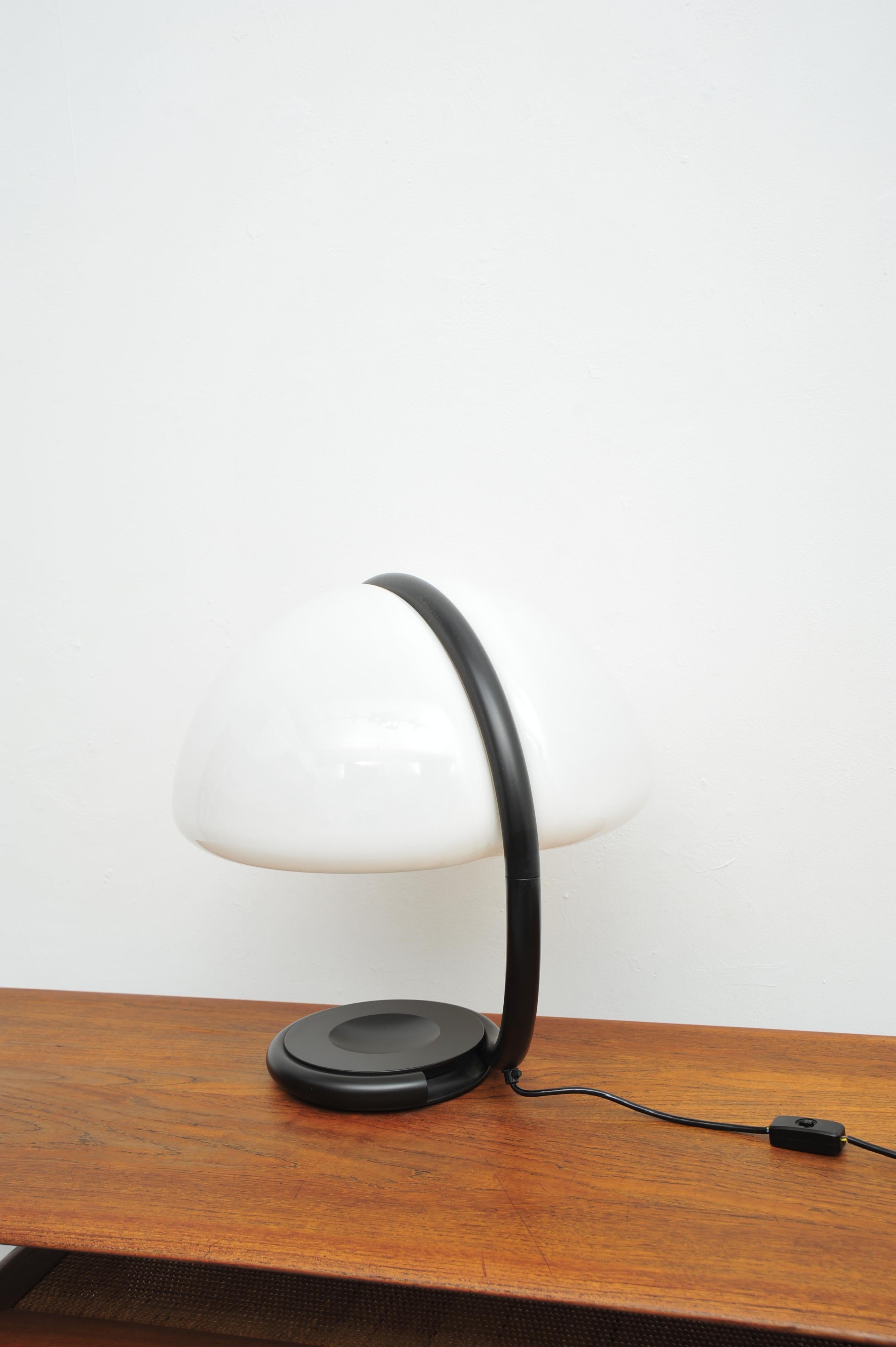 Metà XX secolo Lampada da tavolo Serpente di Elio Martinelli per Martinelli Luce (1960) in vendita