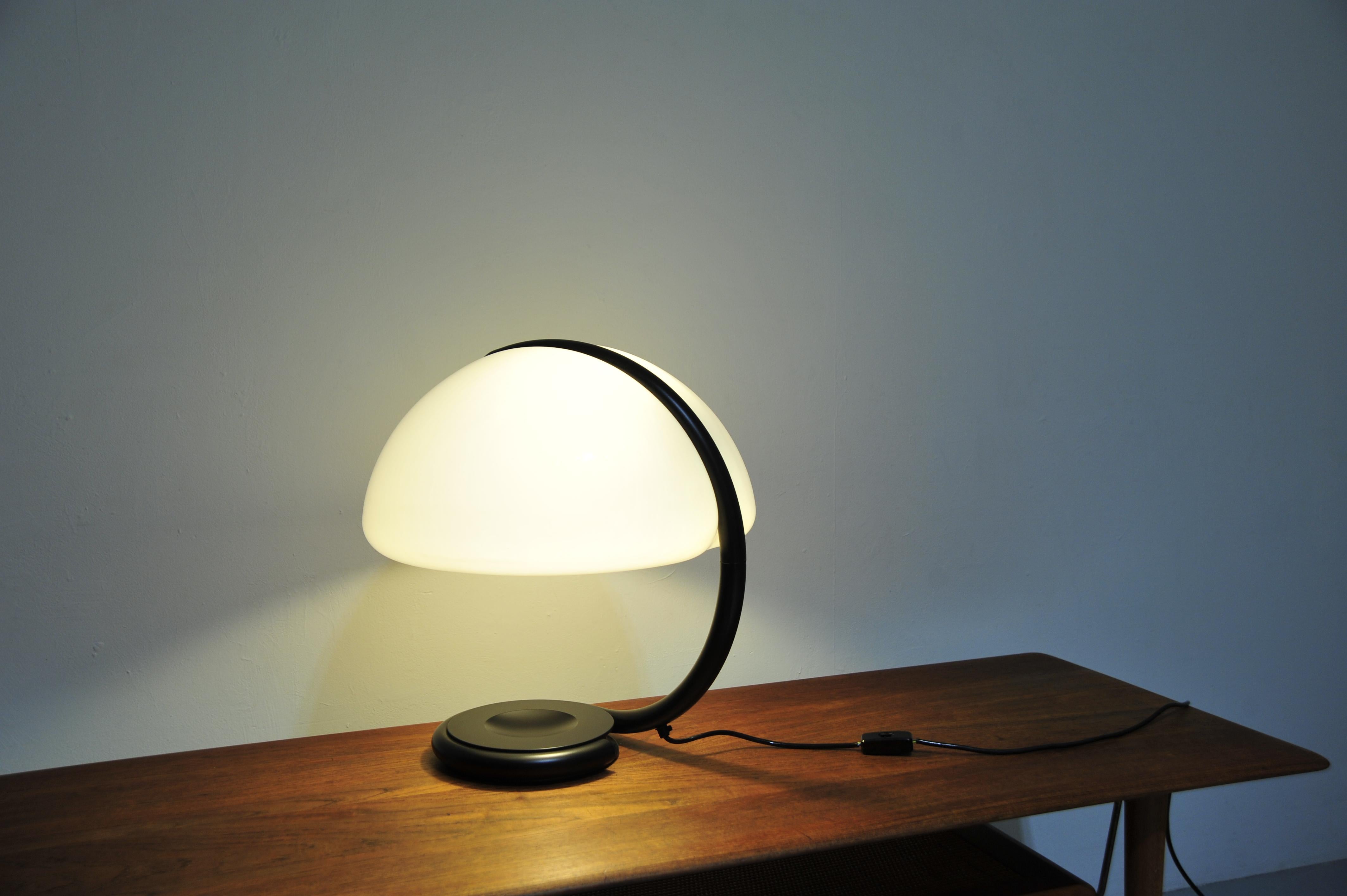 Metallo Lampada da tavolo Serpente di Elio Martinelli per Martinelli Luce (1960) in vendita