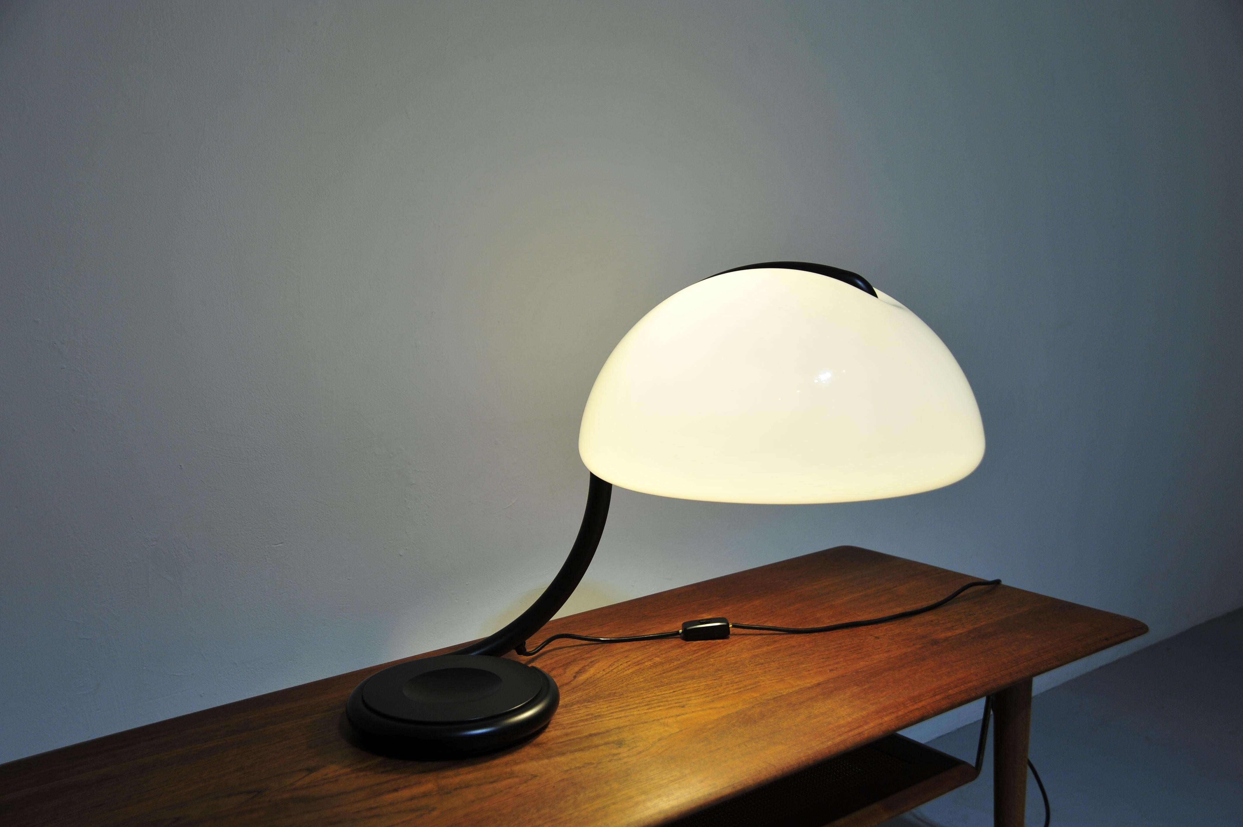 Lampada da tavolo Serpente di Elio Martinelli per Martinelli Luce (1960) in vendita 1