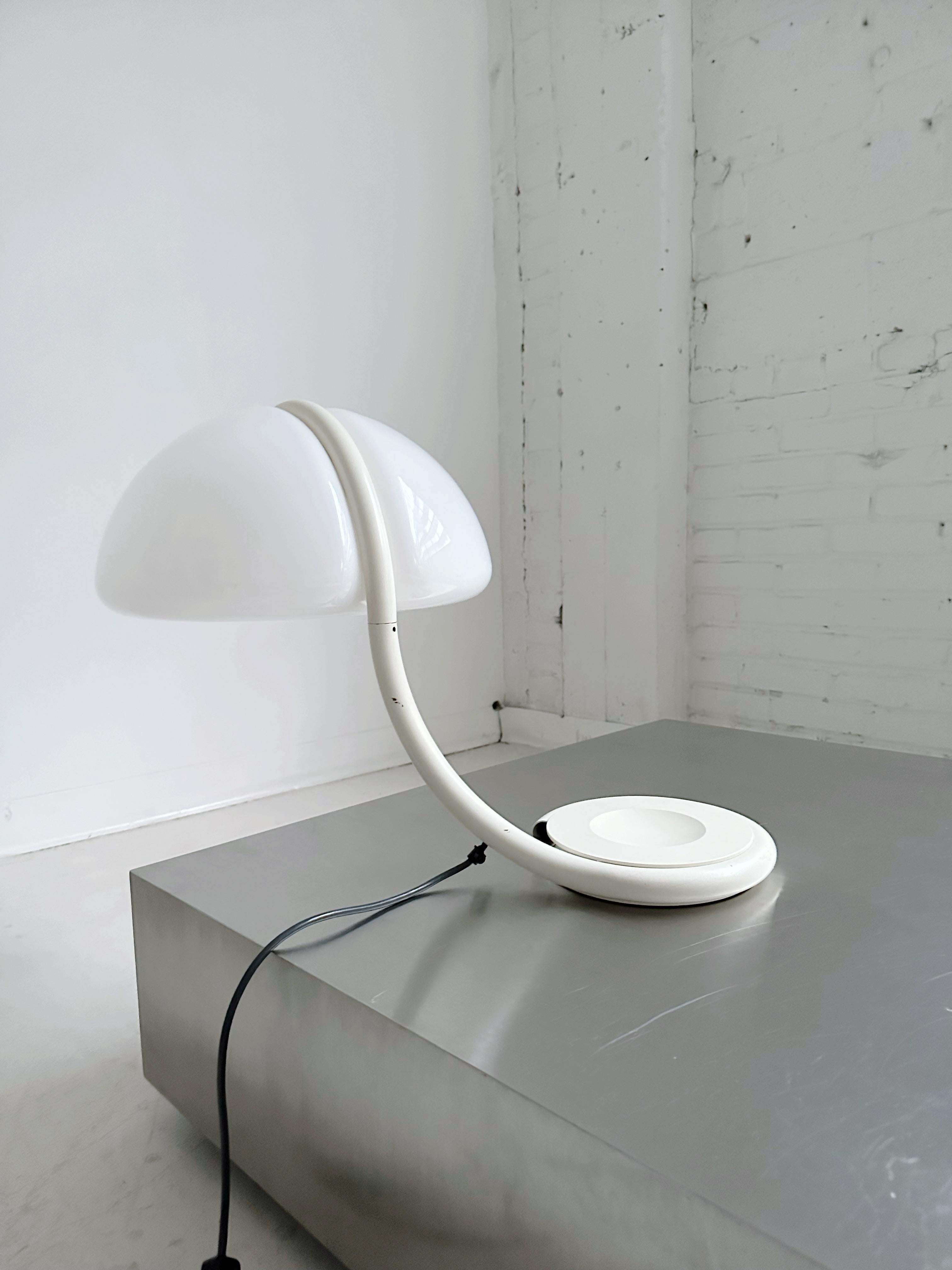 Serpente Table Lamp by Elio Martinelli for Martinelli Luce, 60's

Features a swiveling white metal arm, heavy base and white opal methacrylate diffuser

In good condition, minor signs of use and scratches on shade and frame. One small dent on the