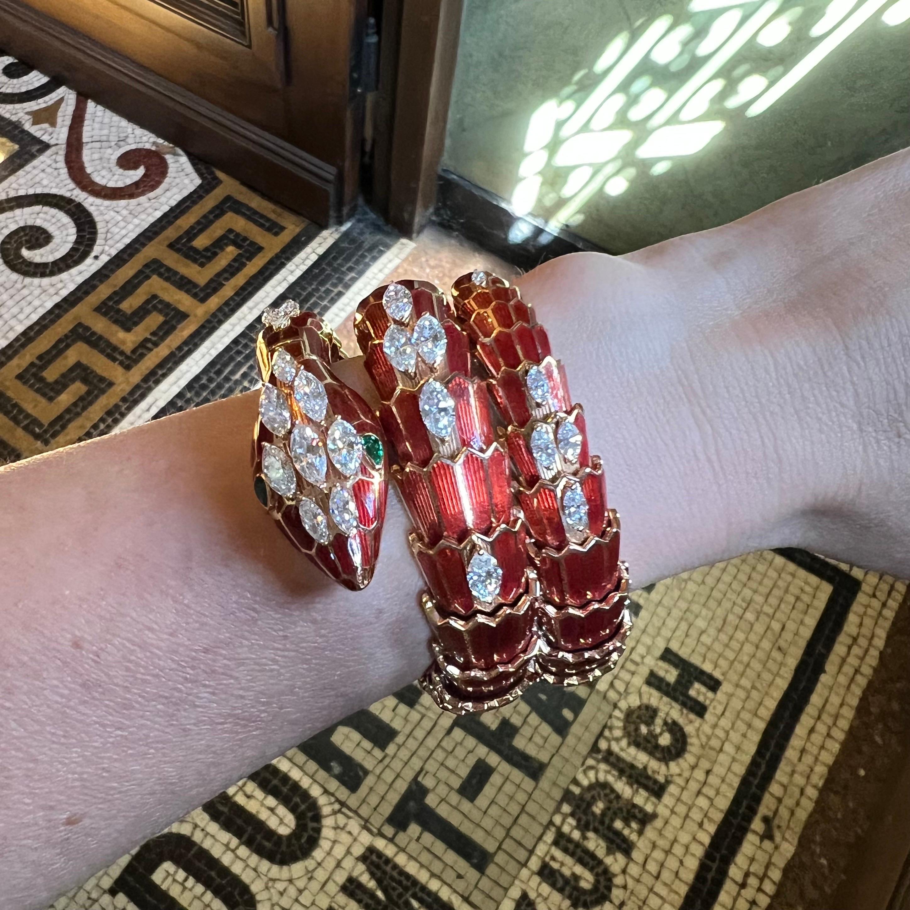 Montre-bracelet pour femme Serpenti en émail, diamants et émeraudes, par Bvlgari en vente 1