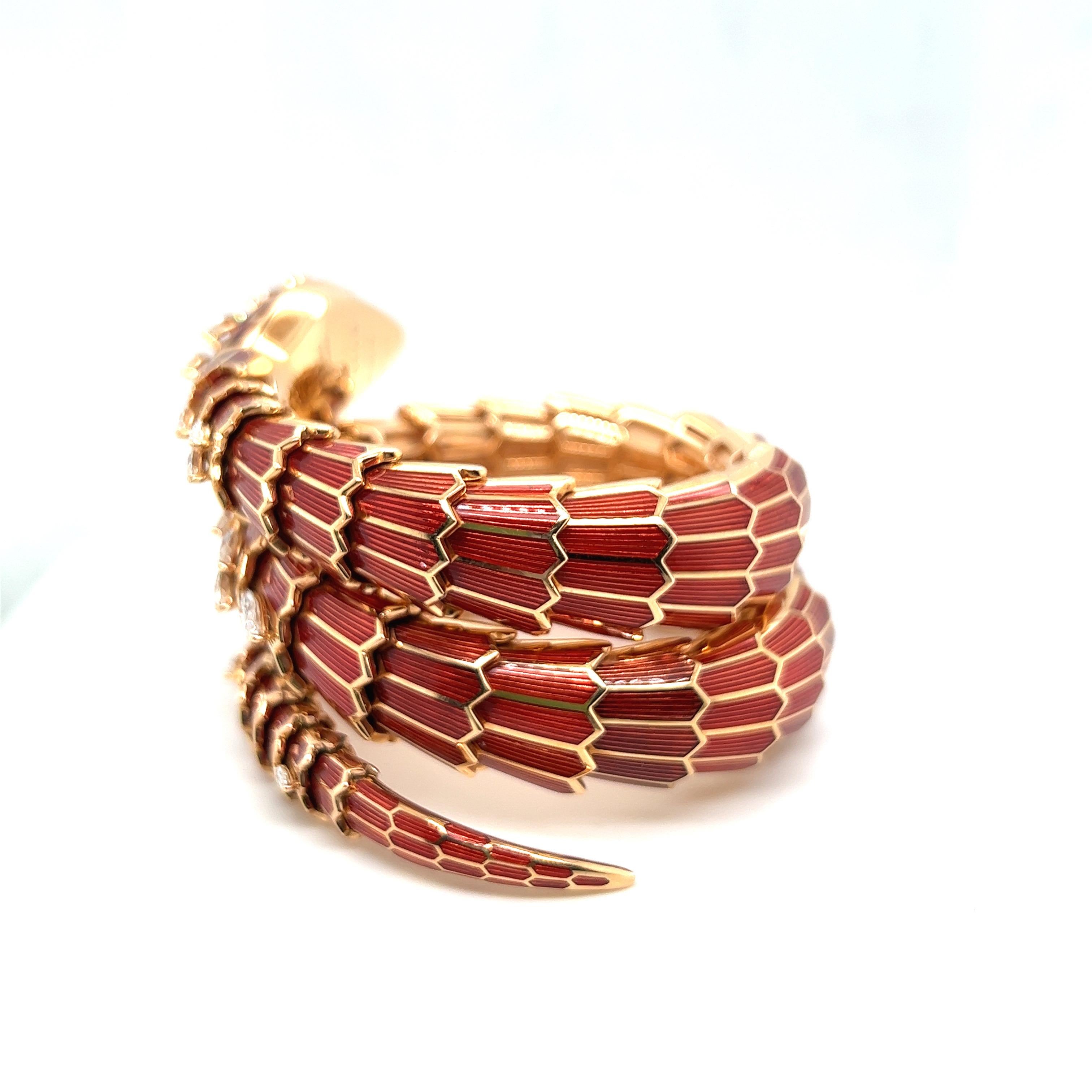 Ikonische Armband-/Damenuhr mit Emaille, Diamanten und Smaragden der berühmten Maison Bvlgari. 

Elegantes, biegsames Armband in Form einer gewundenen Schlange mit rot emaillierten Schuppen, Kopf und Körper mit 21 marquiseförmigen Diamanten und 2