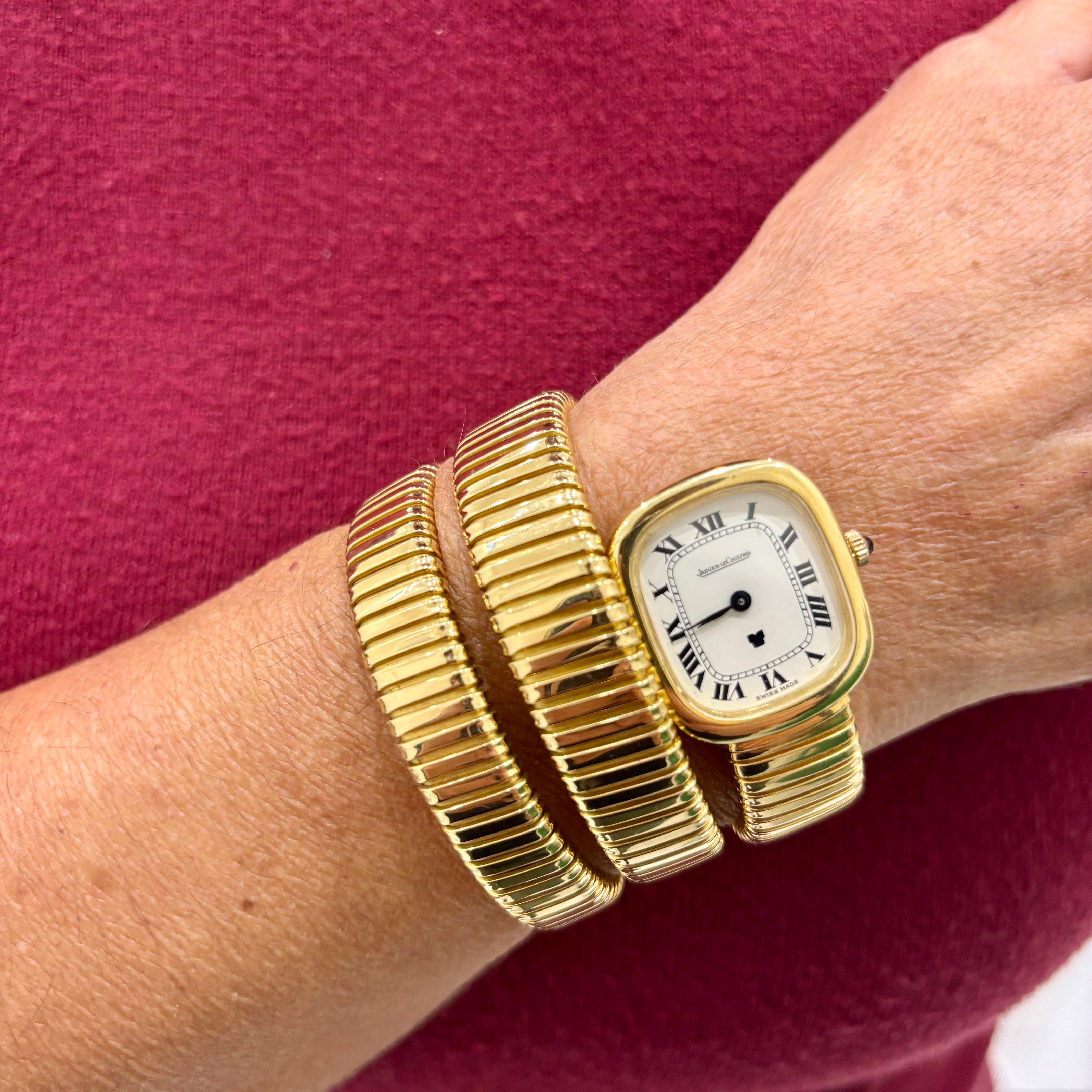 Entdecken Sie diese exquisite Serpenti Tubogas-Uhr von Jaeger-LeCoultre aus den 1970er Jahren, die von Weingrill gefertigt wurde und eine echte Ikone der Vintage-Eleganz ist. Dieser Zeitmesser mit Handaufzug ist in perfektem Zustand und bietet eine