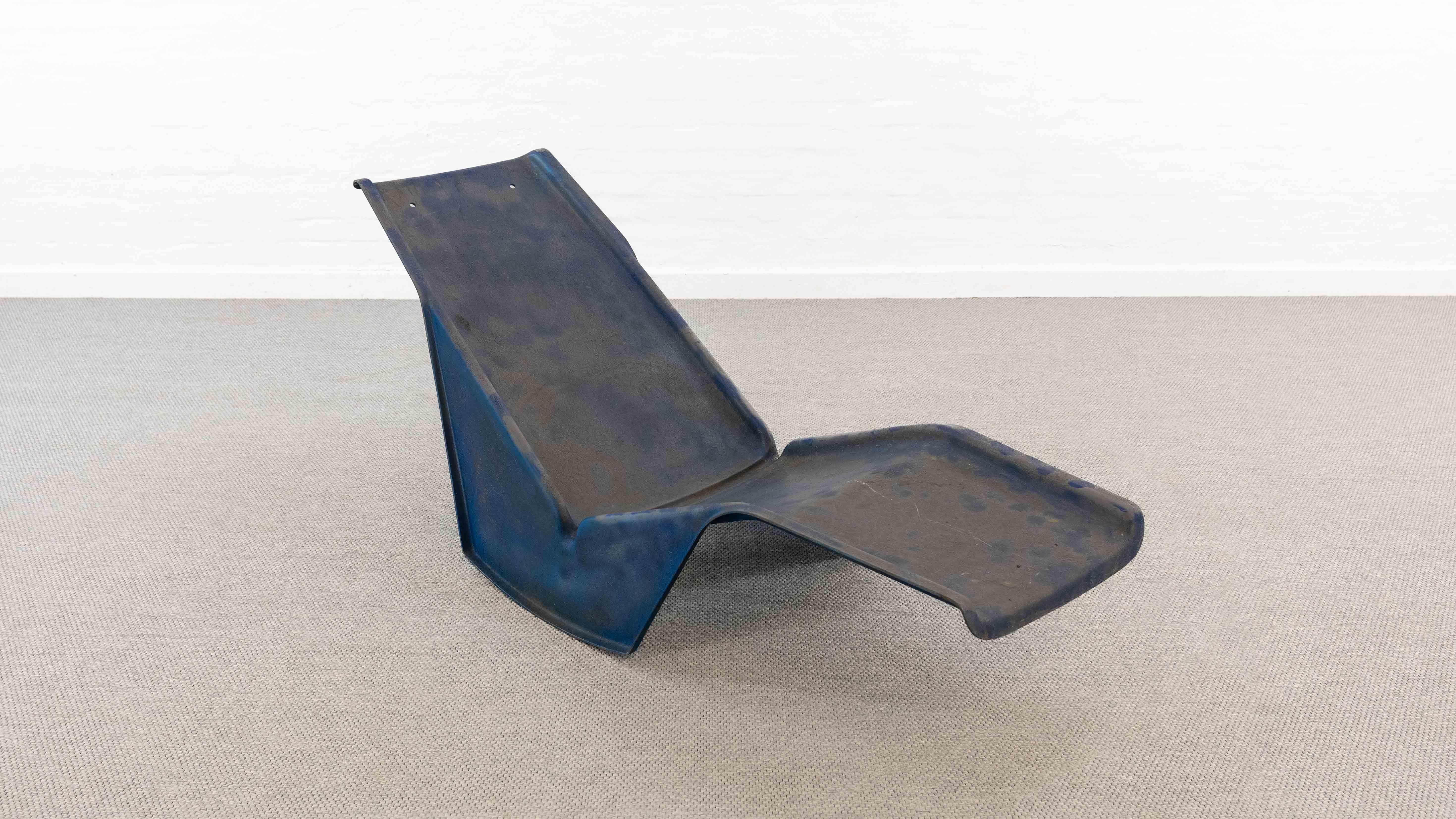 Rocking Lounger Model “Serpentina”, designed in 1976 by Burkhard Vogtherr for Rosenthal Einrichtungen. Version in fiberglass plastic. No fabric-cover available. Significant signs of age and use / very patinated condition / no cracks in the plastic.