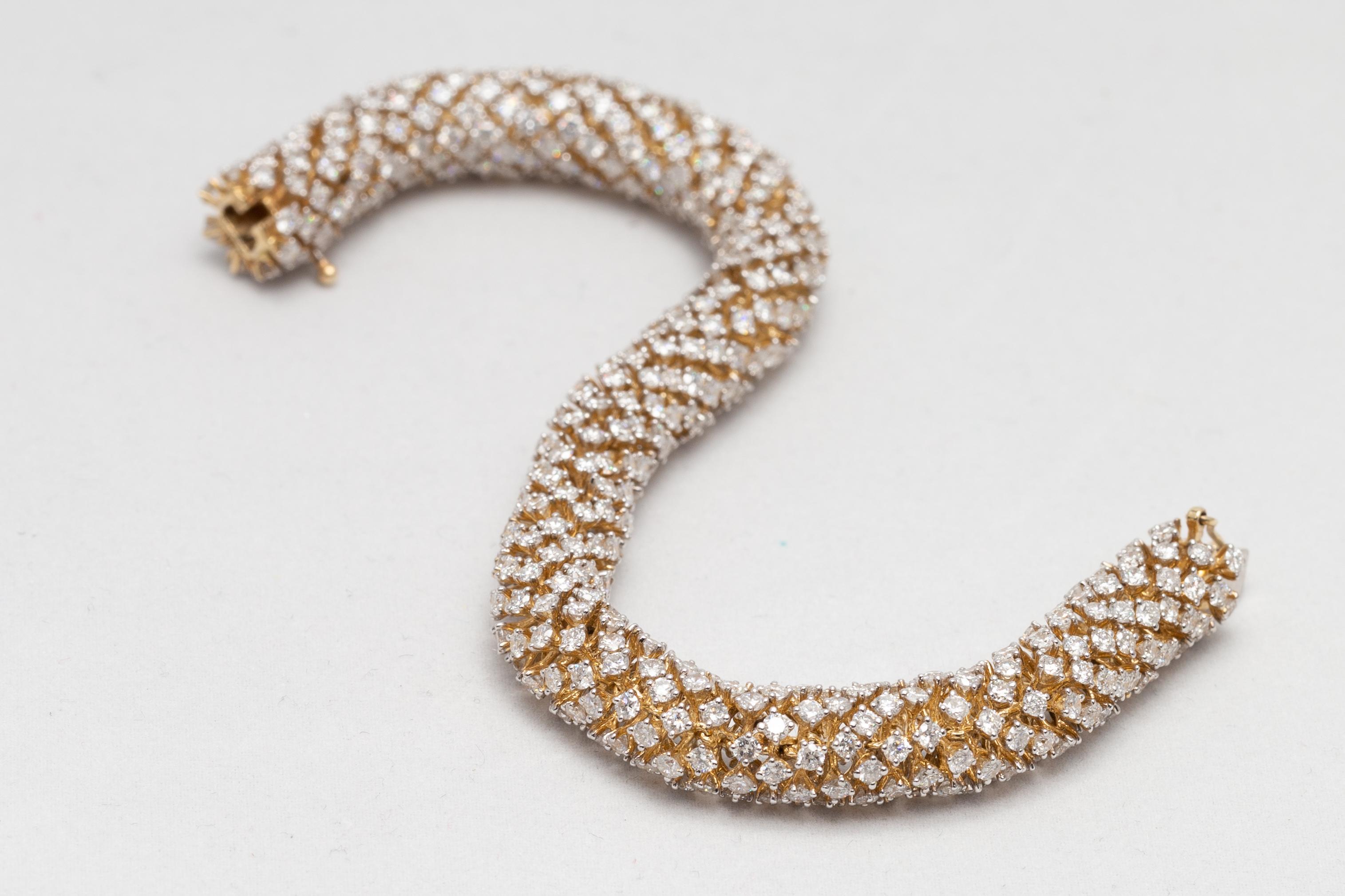 Modern Serpentine 18.41 Carat Diamond Semi-Flexible Bracelet in Yellow Gold In Good Condition In Miami, FL