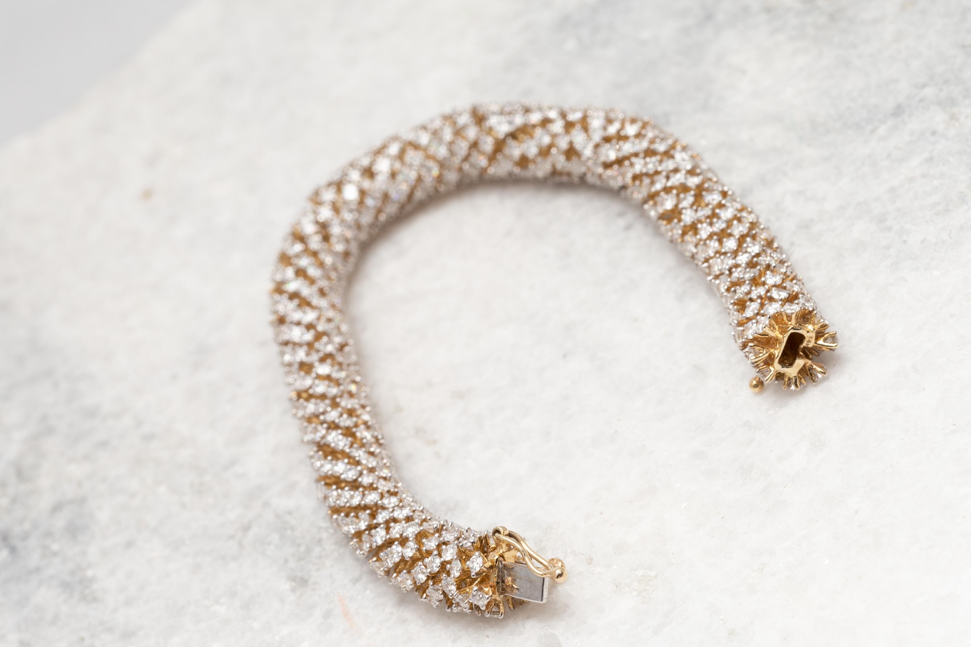 Modern Serpentine 18.41 Carat Diamond Semi-Flexible Bracelet in Yellow Gold 2