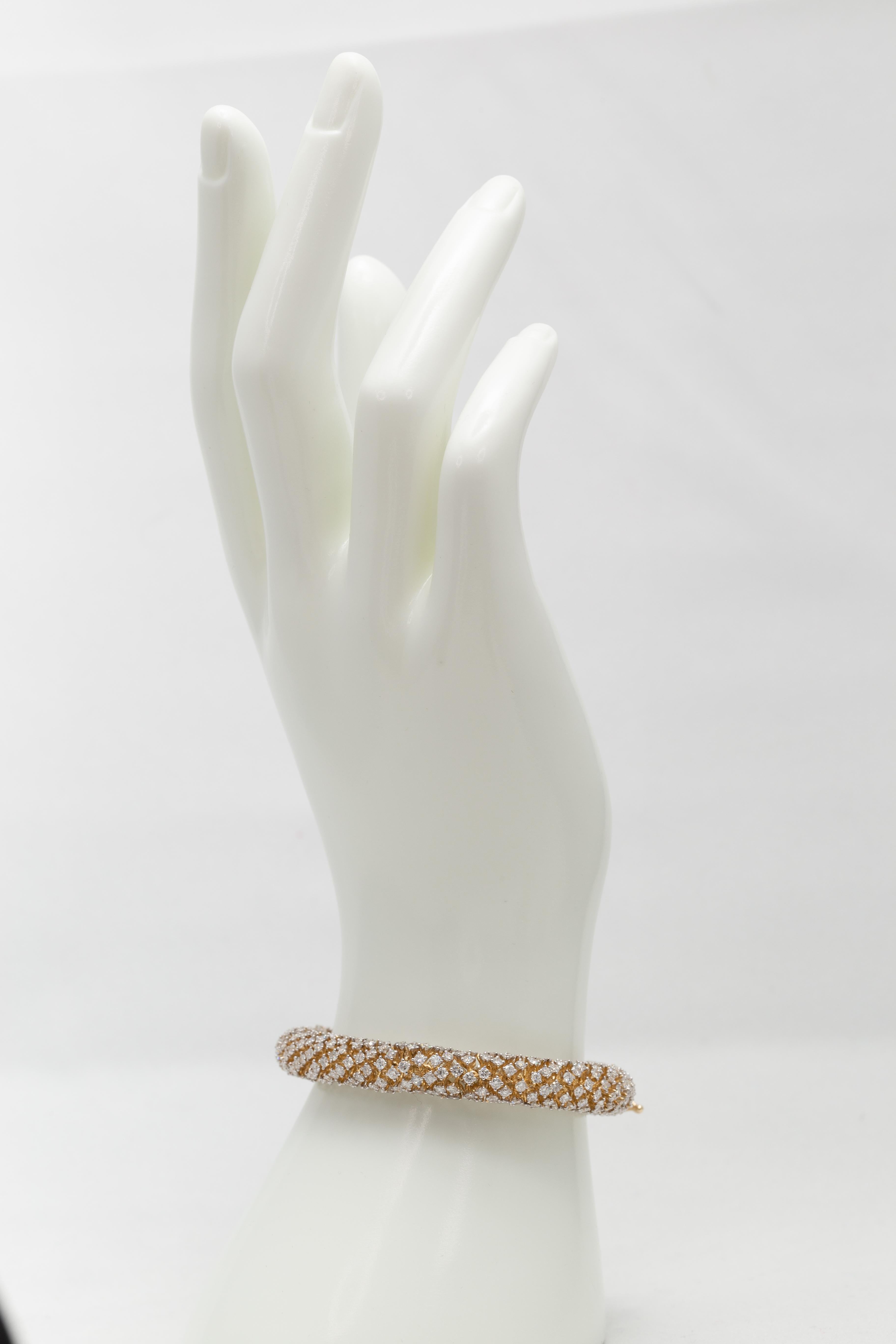 Modern Serpentine 18.41 Carat Diamond Semi-Flexible Bracelet in Yellow Gold 4