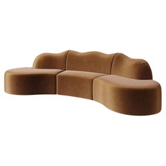 Il divano Serpentine 3-Piece Sectional in Nutmeg Performance Velvet di Christiane Lemieux