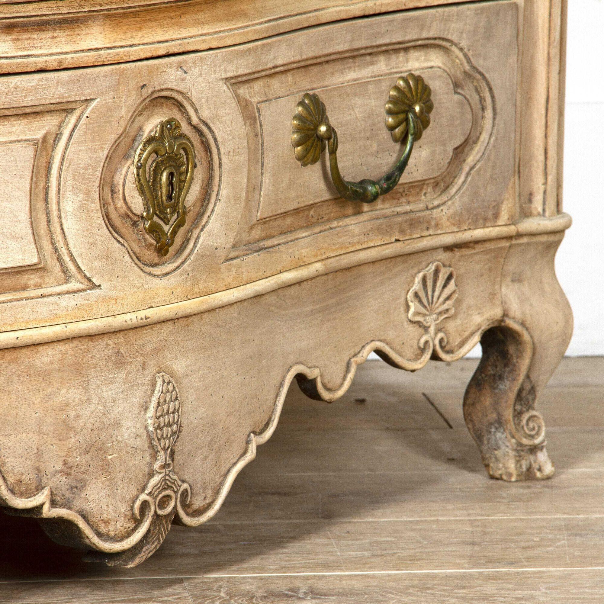 Serpentine Bleached Walnut Commode In Good Condition For Sale In Gloucestershire, GB