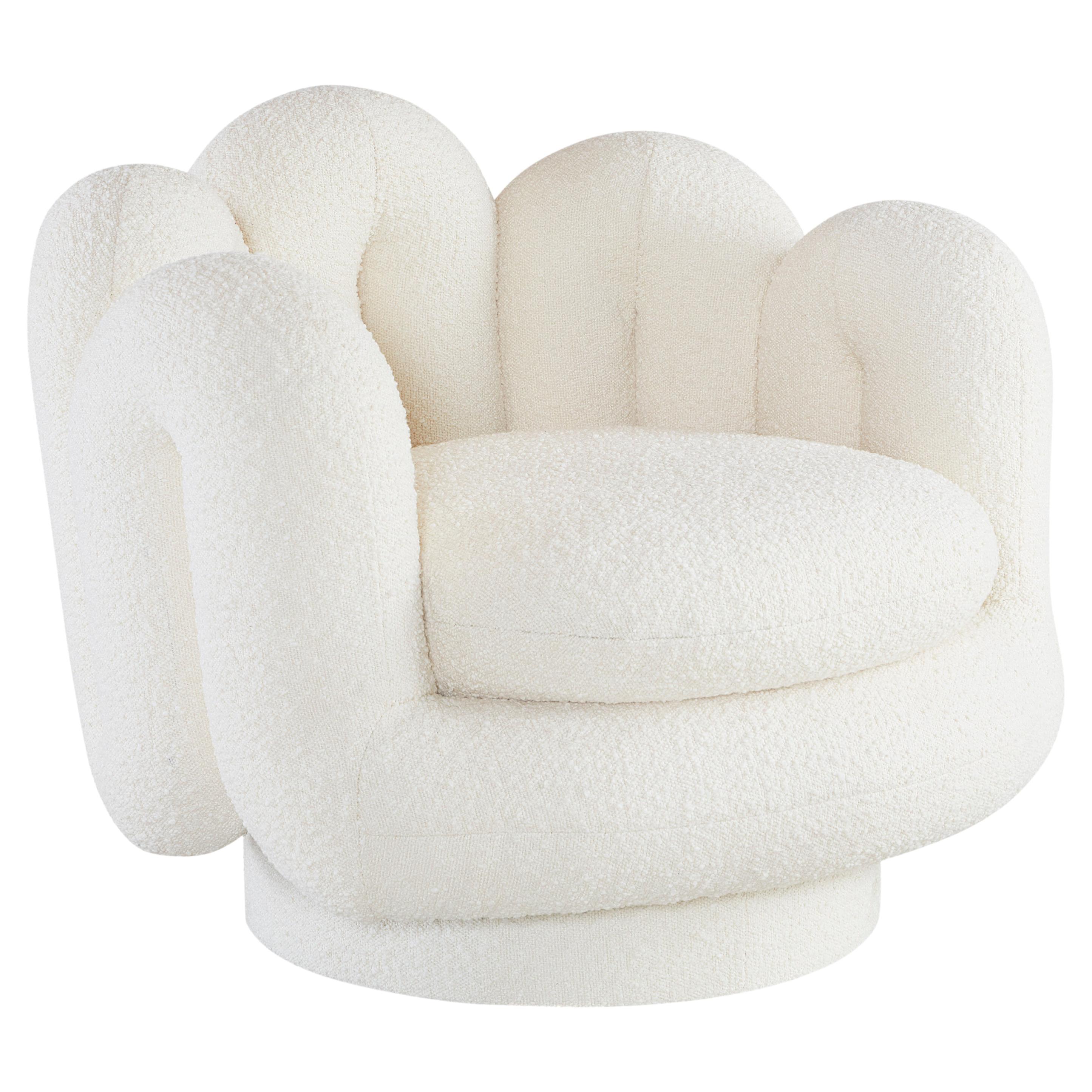 Unser ultramoderner Serpentine Swivel Chair verfügt über einen dicken und bequemen Sitz, der von einem ultramodernen Rohr umhüllt ist, das mit unserem luxuriösen Bouclé Olympus Oatmeal ummantelt ist. Perfekt, um im Raum zu schweben - schwenken Sie
