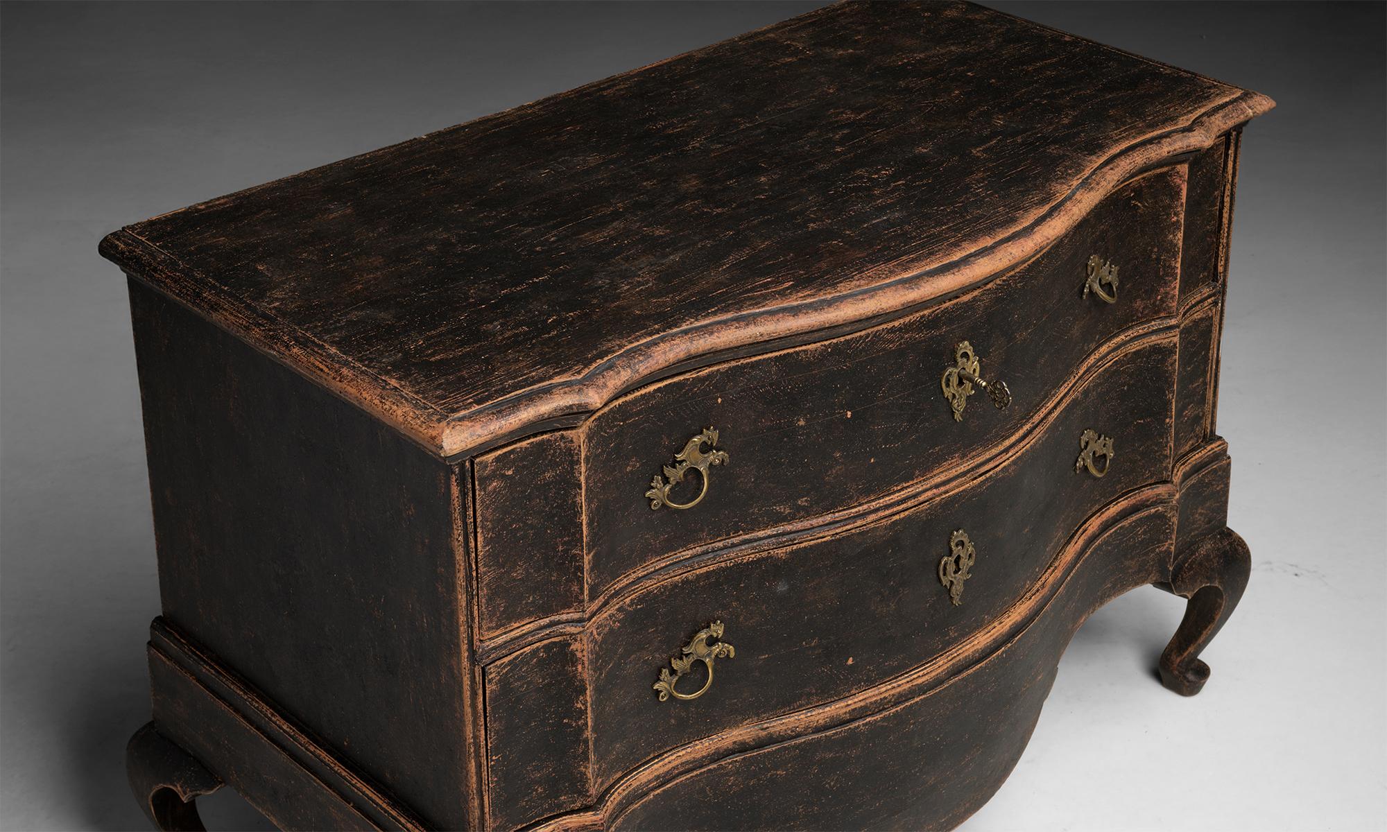 Serpentine Chest Scandinavia, 1780 In Good Condition For Sale In Culver City, CA