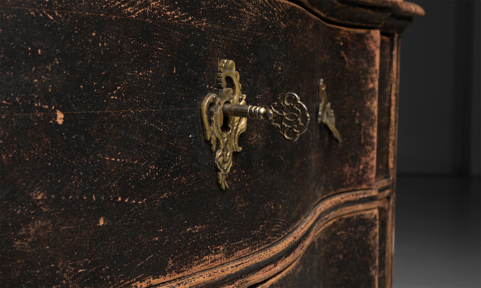 Late 18th Century Serpentine Chest Scandinavia, 1780 For Sale
