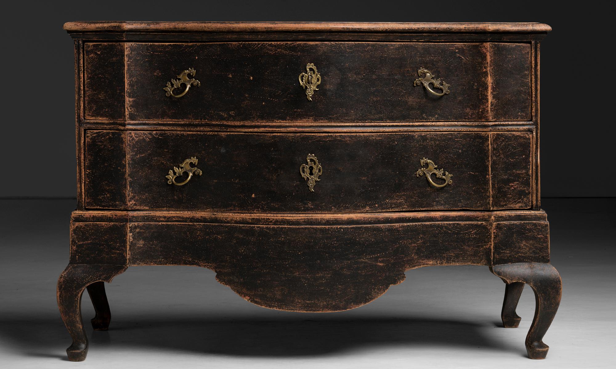 Serpentine Chest Scandinavia, 1780 For Sale 1