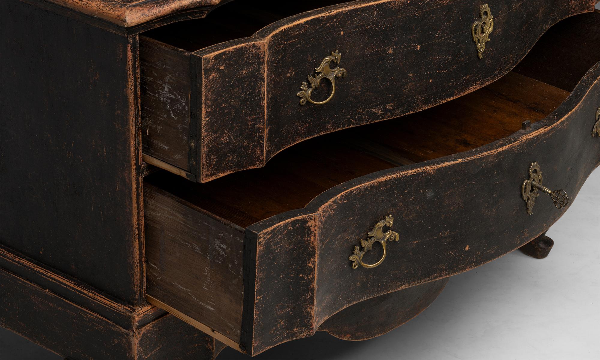 Serpentine Chest Scandinavia, 1780 For Sale 2