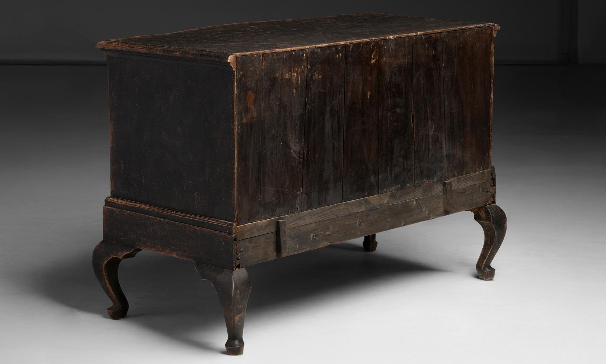 Serpentine Chest Scandinavia, 1780 For Sale 3