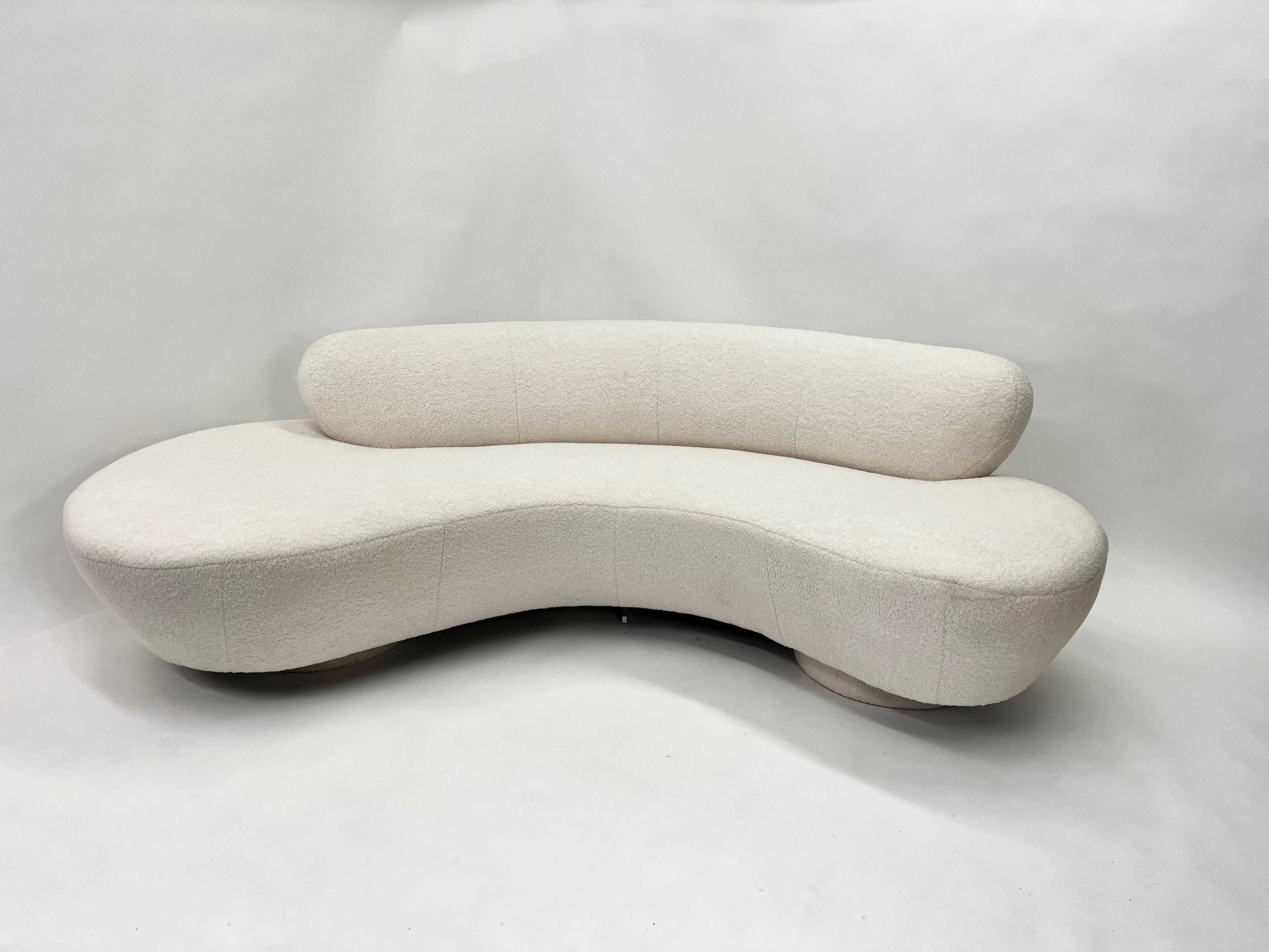 This is a stunning and iconic Serpentine Cloud sofa designed by the late Vladimir Kagan for Directional, circa 1970s. The sofa features Kagan's signature Serpentine design, with sensuous curves that are both elegant and functional.
Kagan, inspired