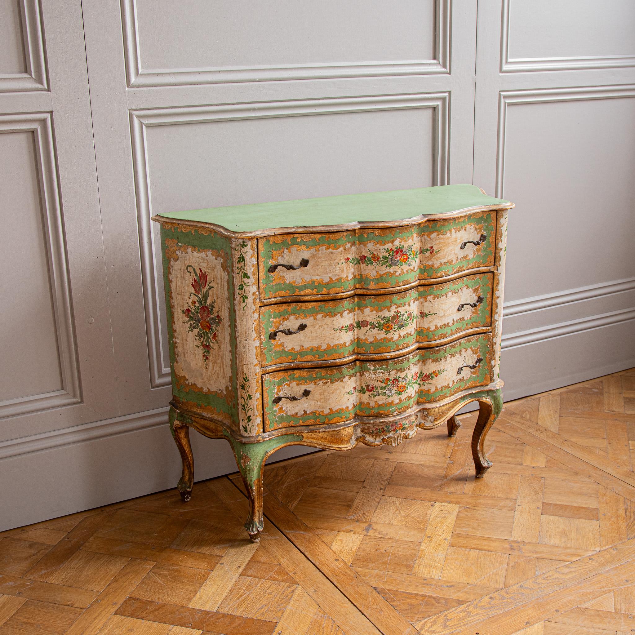 Cómoda Serpentina, estilo siglo XVIII italiano pintado floral y dorado Rococó en venta