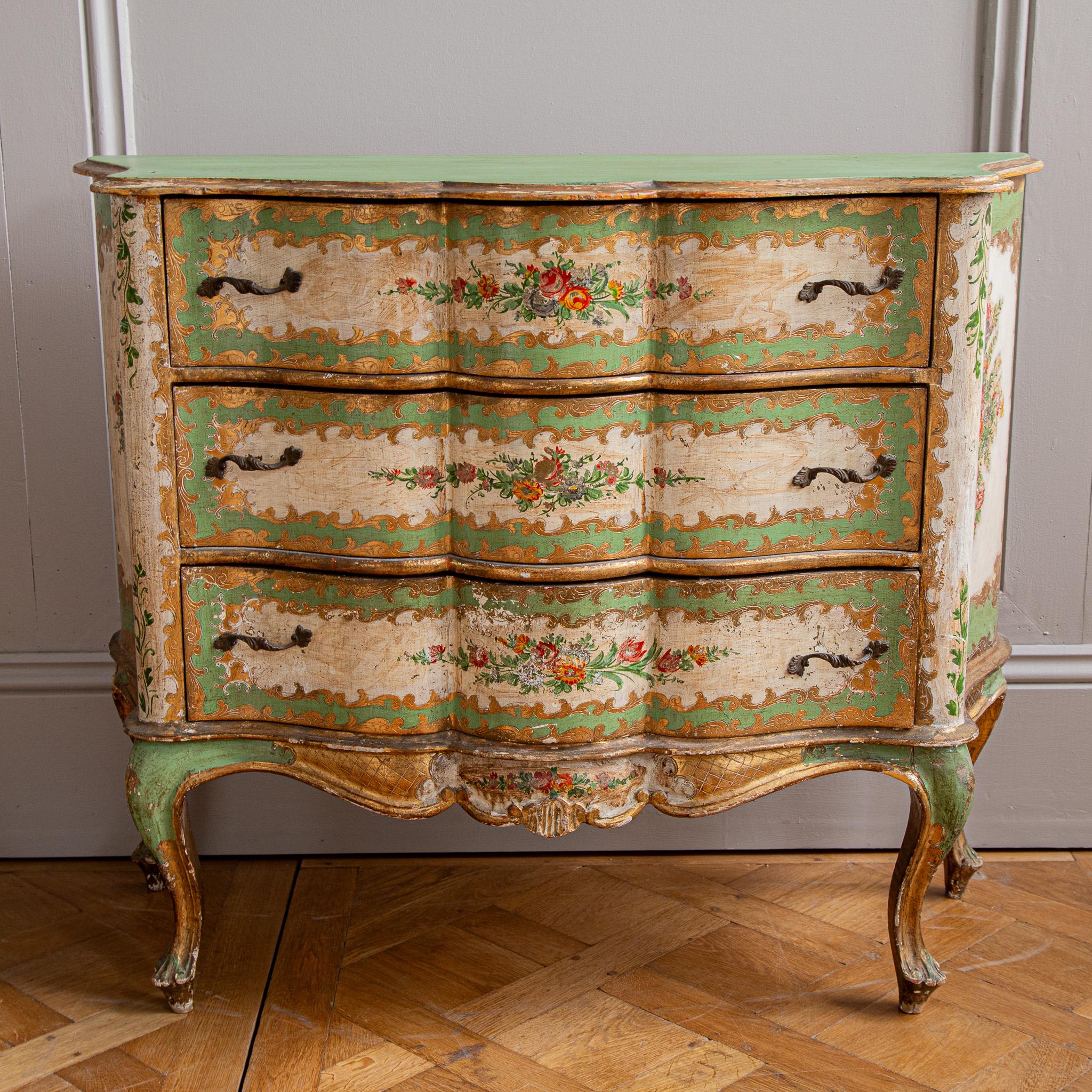 Cómoda Serpentina, estilo siglo XVIII italiano pintado floral y dorado Italiano en venta