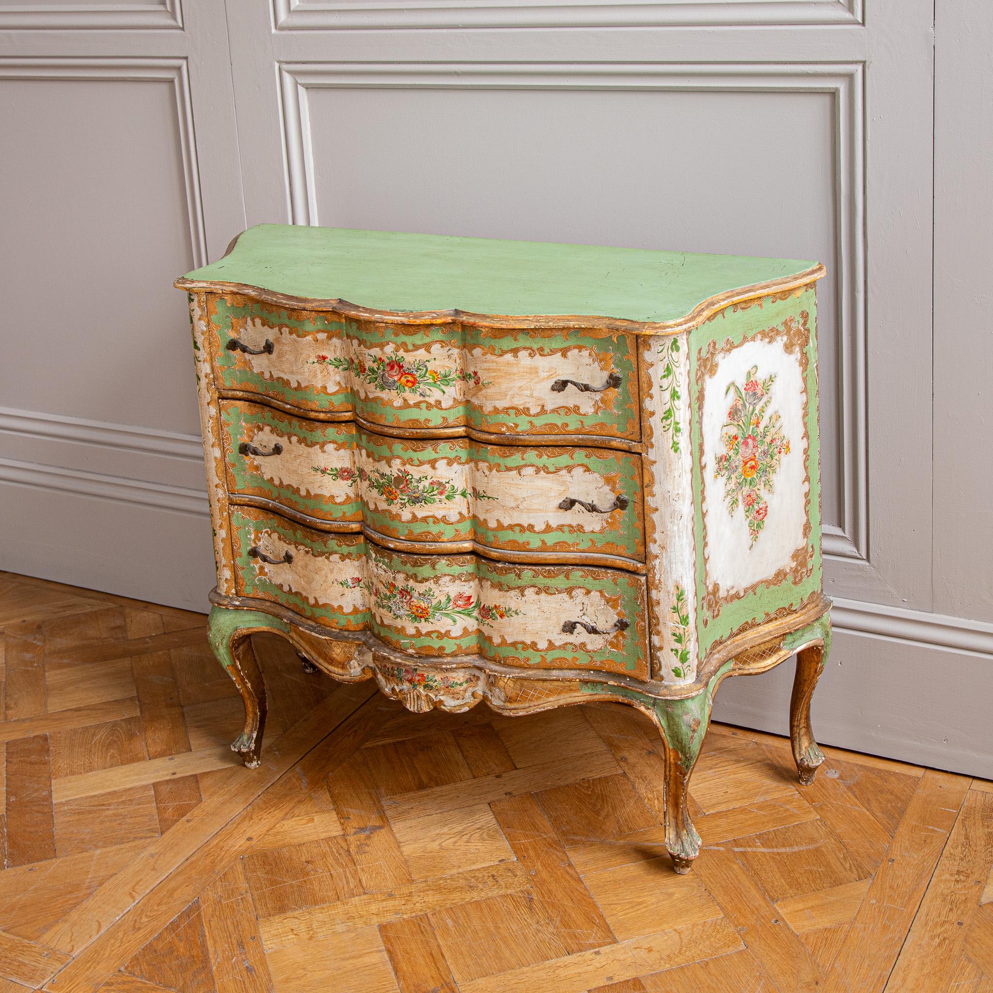 Cómoda Serpentina, estilo siglo XVIII italiano pintado floral y dorado en Bueno estado para la venta en London, Park Royal