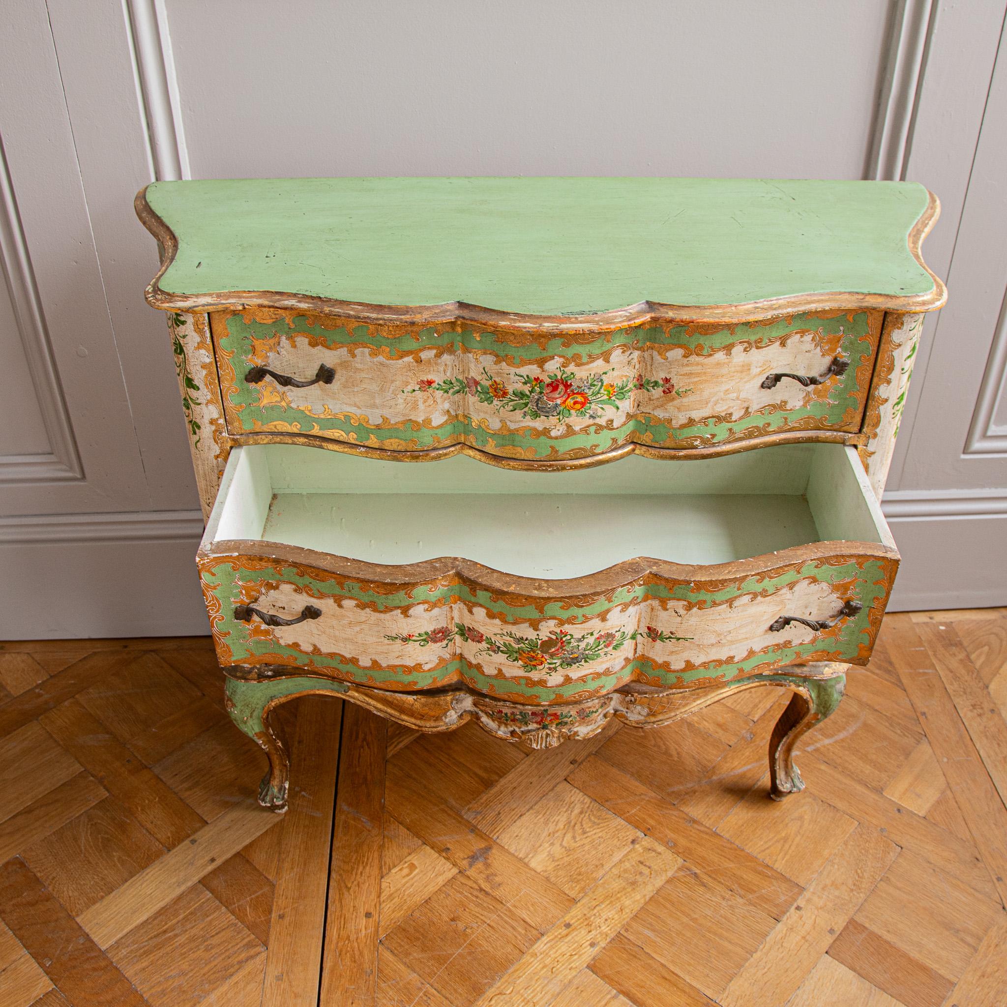 Cómoda Serpentina, estilo siglo XVIII italiano pintado floral y dorado Madera en venta