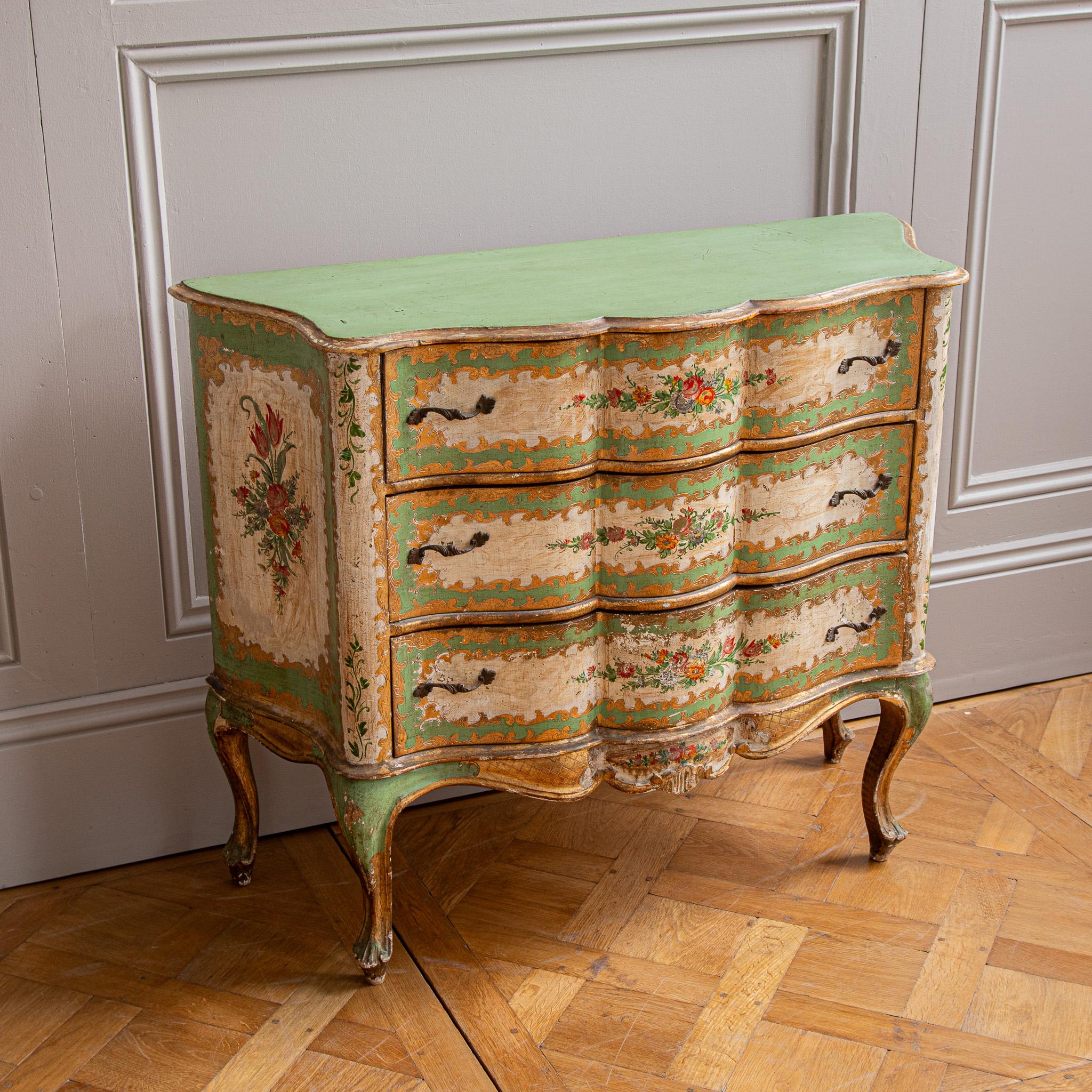 Cómoda Serpentina, estilo siglo XVIII italiano pintado floral y dorado en venta 1