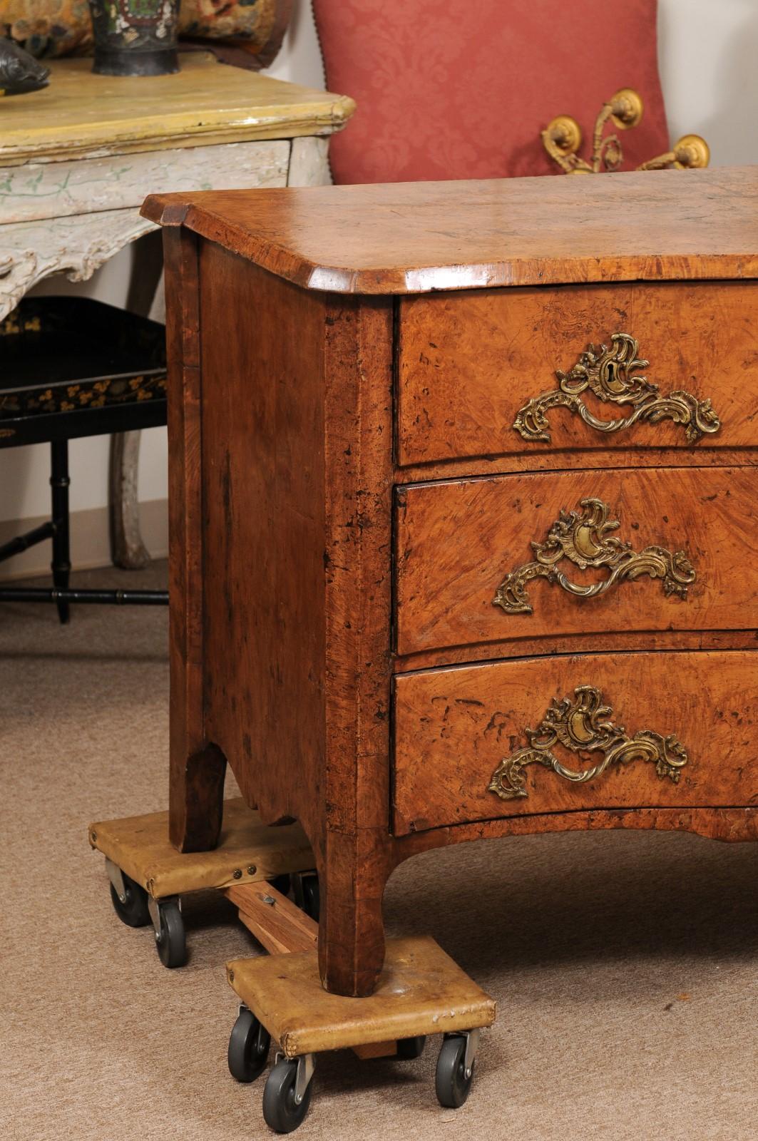 Serpentine Commode in Burled Elm with 4 Drawers & Bronze Hardware, 18th Century  For Sale 1